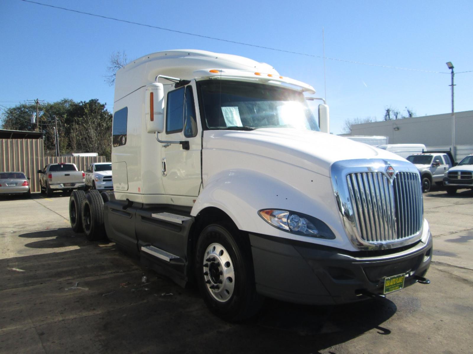 2014 WHITE /GRAY PROSTAR 2 DR with an V6 MAXXFORCE engine, MANUAL transmission, located at 9172 North Fwy, Houston, TX, 77037, (713) 910-6868, 29.887470, -95.411903 - Photo #2