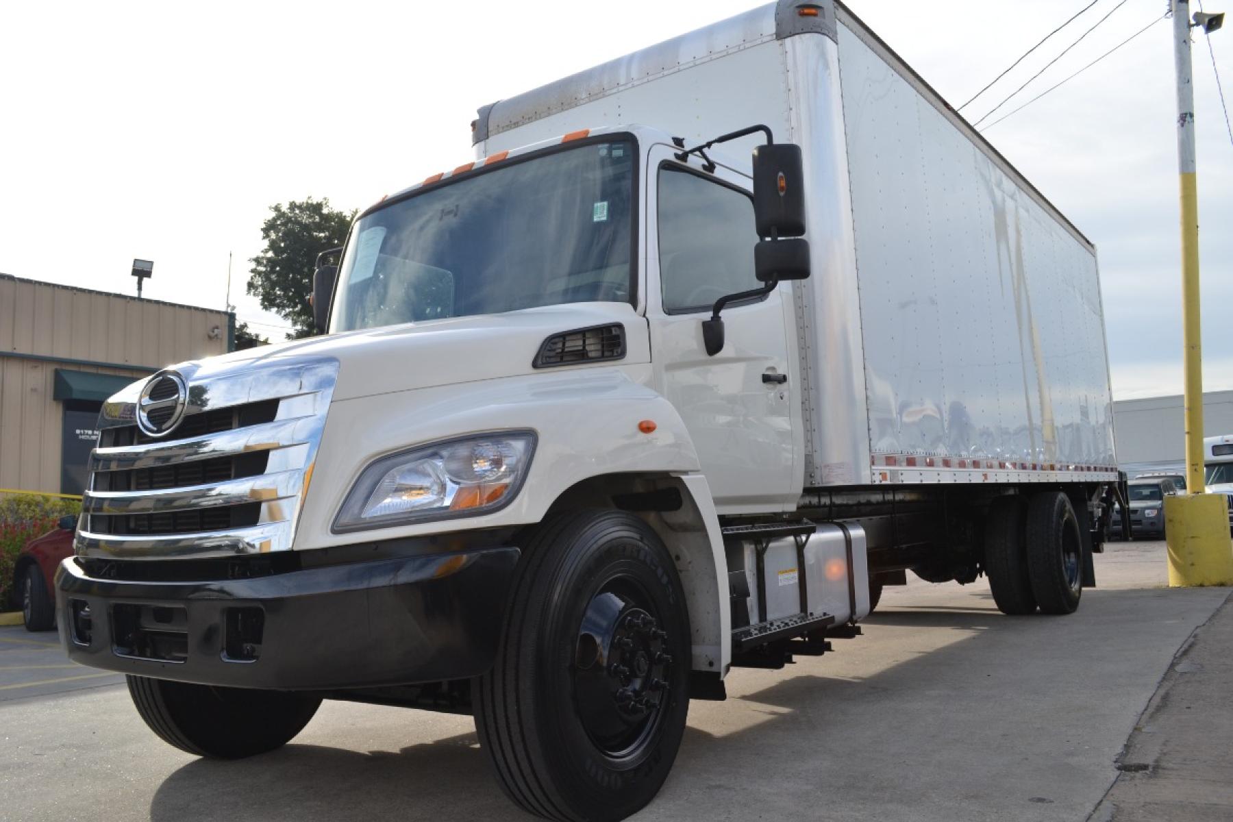 2015 WHITE HINO 268 with an HINO 8L 220HP engine, ALLISON AUTOMATIC transmission, located at 9172 North Fwy, Houston, TX, 77037, (713) 910-6868, 29.887470, -95.411903 - 24FT BOX WITH ALUMINUM LIFT GATE, 25,950LB GVWR NON CDL, DEF FLUID, 90 GALLON FUEL TANK, COLD A/C, POWER WINDOWS AND LOCKS, AIR BRAKES,CD PLAYER. 3 IN STOCK . - Photo #0