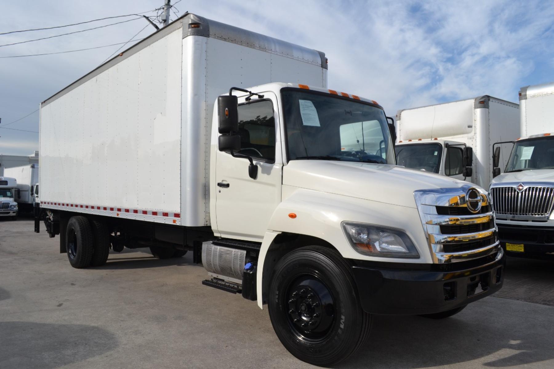 2015 WHITE HINO 268 with an HINO 8L 220HP engine, ALLISON AUTOMATIC transmission, located at 9172 North Fwy, Houston, TX, 77037, (713) 910-6868, 29.887470, -95.411903 - 24FT BOX WITH ALUMINUM LIFT GATE, 25,950LB GVWR NON CDL, DEF FLUID, 90 GALLON FUEL TANK, COLD A/C, POWER WINDOWS AND LOCKS, AIR BRAKES,CD PLAYER. 3 IN STOCK . - Photo #2