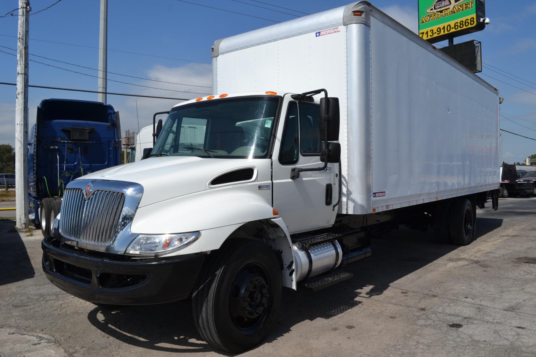 2012 WHITE INTERNATIONAL 4300 with an MAXXFORCE DT 466 engine, EATON 6SPD MANUAL transmission, located at 9172 North Fwy, Houston, TX, 77037, (713) 910-6868, 29.887470, -95.411903 - 26FT BOX WITH LIFT GATE, 97 X 102 BOX, DUAL 50 GALLON FUEL TANKS, POWER WINDOWS & LOCKS, CRUISE CONTROL, COLD A/C, CD PLAYER - Photo #0
