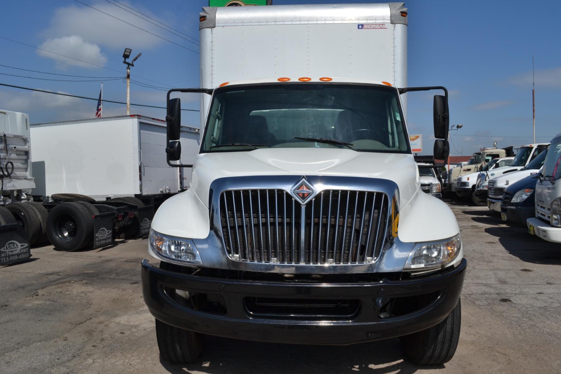 2012 WHITE INTERNATIONAL 4300 with an MAXXFORCE DT 466 engine, EATON 6SPD MANUAL transmission, located at 9172 North Fwy, Houston, TX, 77037, (713) 910-6868, 29.887470, -95.411903 - 26FT BOX WITH LIFT GATE, 97 X 102 BOX, DUAL 50 GALLON FUEL TANKS, POWER WINDOWS & LOCKS, CRUISE CONTROL, COLD A/C, CD PLAYER - Photo #1