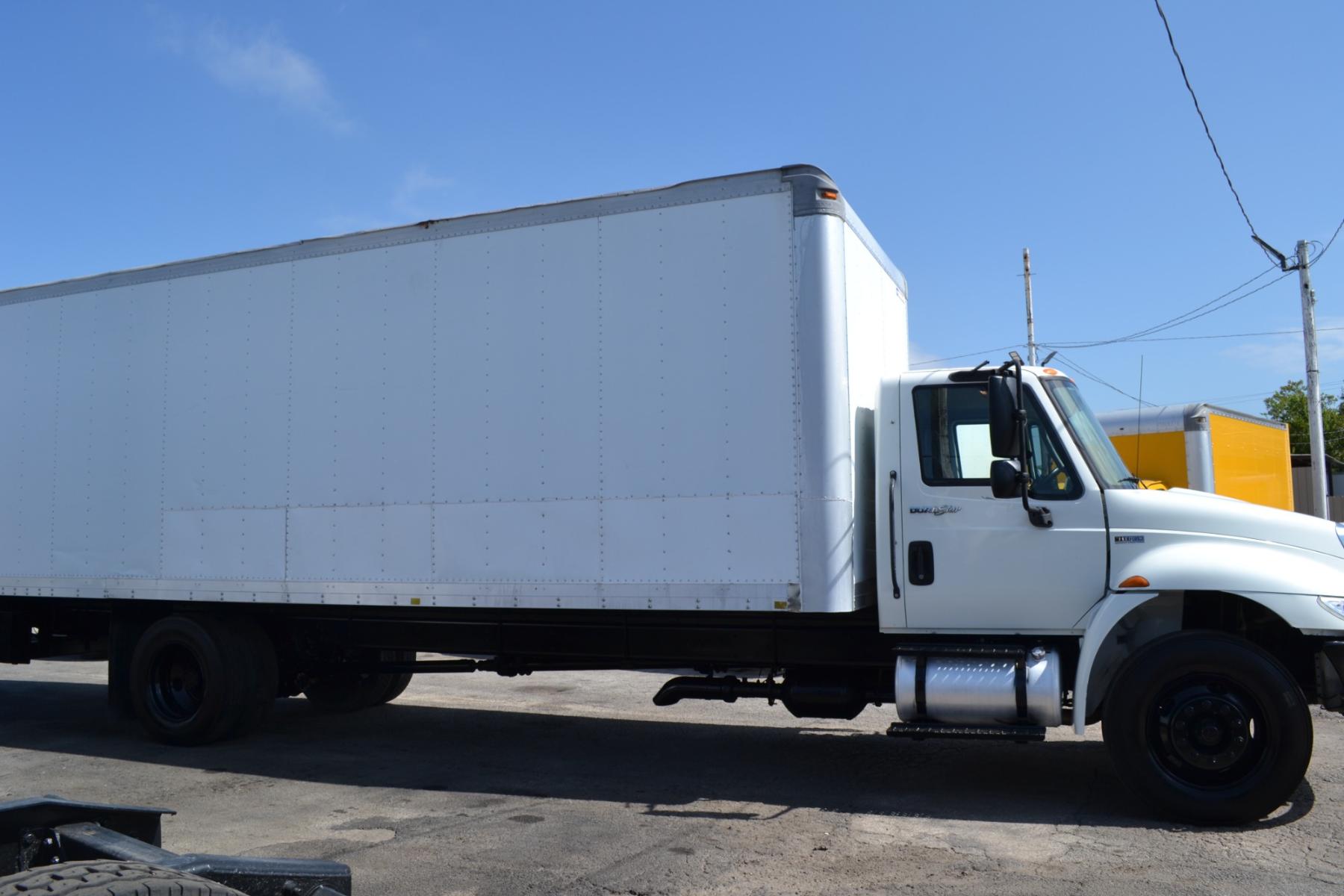 2012 WHITE INTERNATIONAL 4300 with an MAXXFORCE DT 466 engine, EATON 6SPD MANUAL transmission, located at 9172 North Fwy, Houston, TX, 77037, (713) 910-6868, 29.887470, -95.411903 - 26FT BOX WITH LIFT GATE, 97 X 102 BOX, DUAL 50 GALLON FUEL TANKS, POWER WINDOWS & LOCKS, CRUISE CONTROL, COLD A/C, CD PLAYER - Photo #3