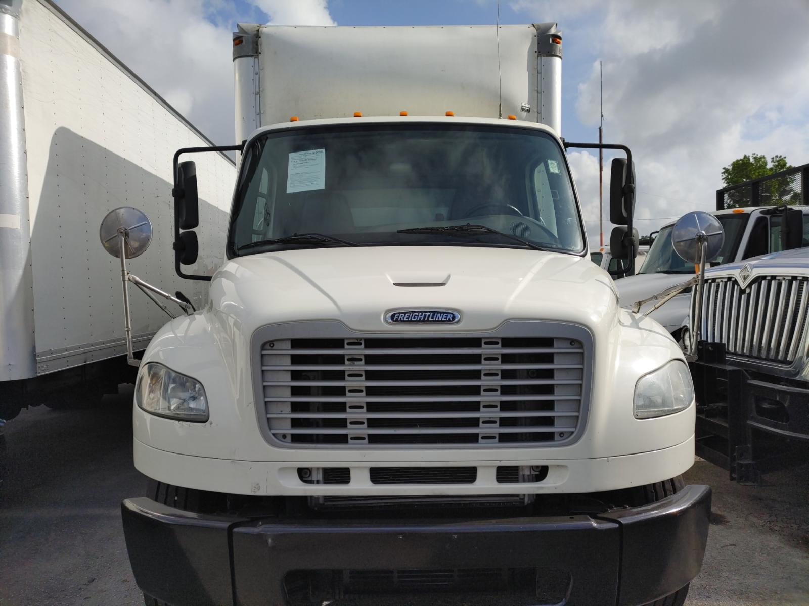 2015 WHITE FREIGHTLINER M2-106 with an CUMMINS ISL 270HP engine, FULLER 6SPD MANUAL transmission, located at 9172 North Fwy, Houston, TX, 77037, (713) 910-6868, 29.887470, -95.411903 - 24 FT BOX WITH LIFT GATE, 33,000 GVWR CDL REQUIRED, AIR BRAKES, DUAL 50 GALLON FUEL TANKS, CRUISE CONTROL, DEF FLUID, CD PLAYER, RATIO: 3.91, WB: 252 - Photo #1