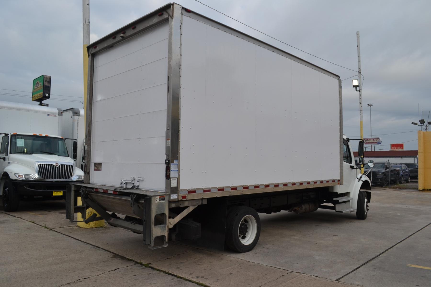 2018 WHITE /BLACK FREIGHTLINER M2-106 with an CUMMINS B 6.7L 200 HP engine, ALLISON 6SPD AUTOMATIC transmission, located at 9172 North Fwy, Houston, TX, 77037, (713) 910-6868, 29.887470, -95.411903 - 18FT BOX W/ ALUMINUM LIFT GATE, RATIO: 4.78, WB: 218, AIR RIDE, AIR BRAKES, 100 GALLON FUEL TANK, DEF FLUID, 103X102 BOX DIMENSIONS, POWER WINDOWS & LOCKS, REVERSE CAMERA COLD A/C - Photo #4