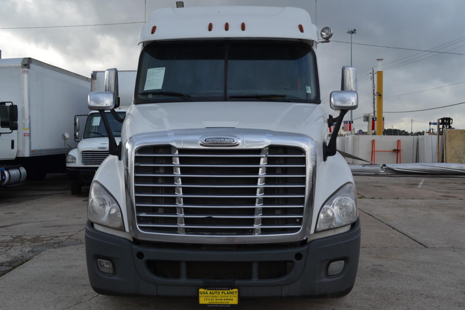 2011 WHITE FREIGHTLINER CASCADIA 125 with an DETROIT DD15 14.8L 560HP engine, EATON FULLER 10SPD MANUAL transmission, located at 9172 North Fwy, Houston, TX, 77037, (713) 910-6868, 29.887470, -95.411903 - 56" MID ROOF SLEEPER, RATIO: 3.58, WB: 224, CRUISE CONTROL, COLD A/C, 5TH WHEEL SLIDE, APU UNIT, ALUMINUM WHEELS, POWER WINDOWS & LOCKS, AIR RIDE, AIR BRAKES, 52,000LB GVWR, DIFF LOCK - Photo #1