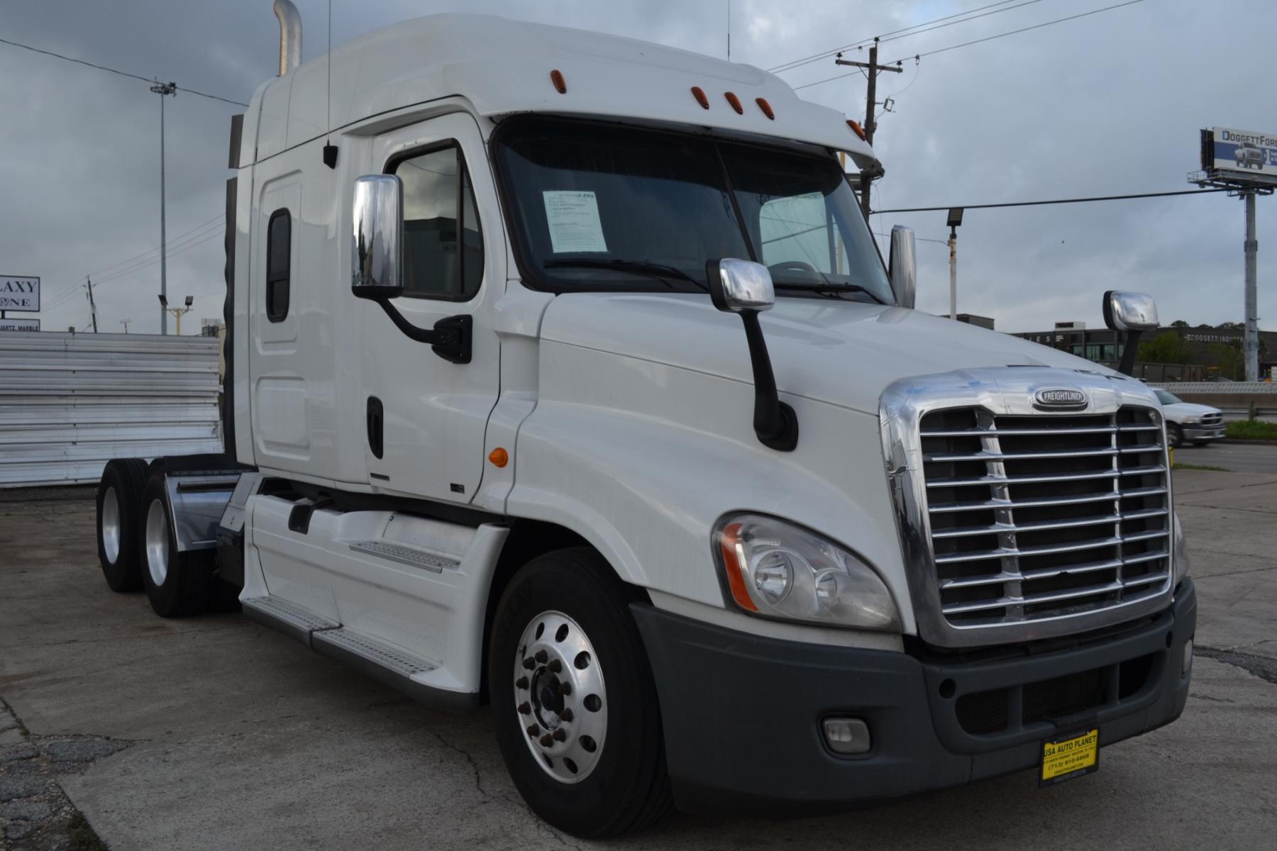 2011 WHITE FREIGHTLINER CASCADIA 125 with an DETROIT DD15 14.8L 560HP engine, EATON FULLER 10SPD MANUAL transmission, located at 9172 North Fwy, Houston, TX, 77037, (713) 910-6868, 29.887470, -95.411903 - 56" MID ROOF SLEEPER, RATIO: 3.58, WB: 224, CRUISE CONTROL, COLD A/C, 5TH WHEEL SLIDE, APU UNIT, ALUMINUM WHEELS, POWER WINDOWS & LOCKS, AIR RIDE, AIR BRAKES, 52,000LB GVWR, DIFF LOCK - Photo #2