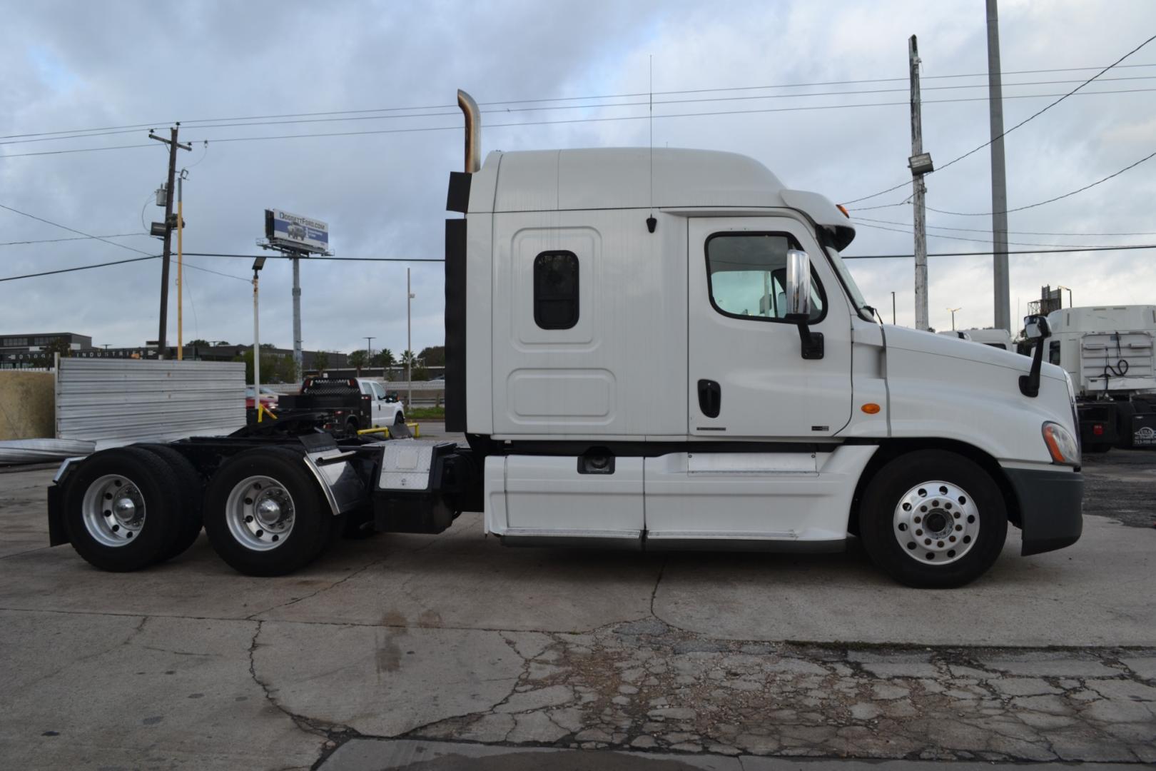 2011 WHITE FREIGHTLINER CASCADIA 125 with an DETROIT DD15 14.8L 560HP engine, EATON FULLER 10SPD MANUAL transmission, located at 9172 North Fwy, Houston, TX, 77037, (713) 910-6868, 29.887470, -95.411903 - Photo#3