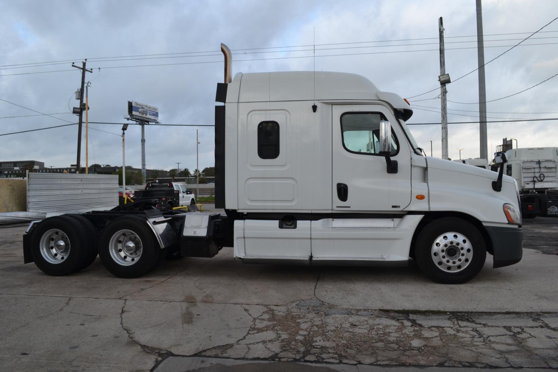 2011 WHITE FREIGHTLINER CASCADIA 125 with an DETROIT DD15 14.8L 560HP engine, EATON FULLER 10SPD MANUAL transmission, located at 9172 North Fwy, Houston, TX, 77037, (713) 910-6868, 29.887470, -95.411903 - 56" MID ROOF SLEEPER, RATIO: 3.58, WB: 224, CRUISE CONTROL, COLD A/C, 5TH WHEEL SLIDE, APU UNIT, ALUMINUM WHEELS, POWER WINDOWS & LOCKS, AIR RIDE, AIR BRAKES, 52,000LB GVWR, DIFF LOCK - Photo #3
