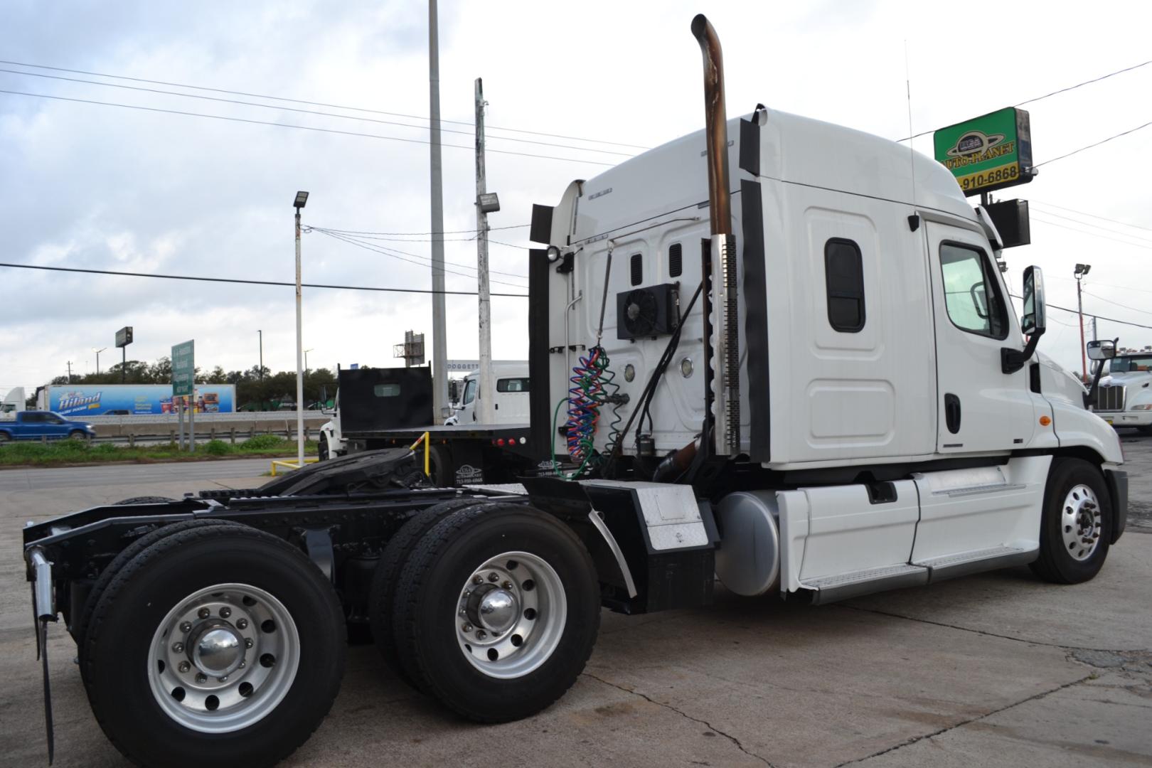 2011 WHITE FREIGHTLINER CASCADIA 125 with an DETROIT DD15 14.8L 560HP engine, EATON FULLER 10SPD MANUAL transmission, located at 9172 North Fwy, Houston, TX, 77037, (713) 910-6868, 29.887470, -95.411903 - Photo#4