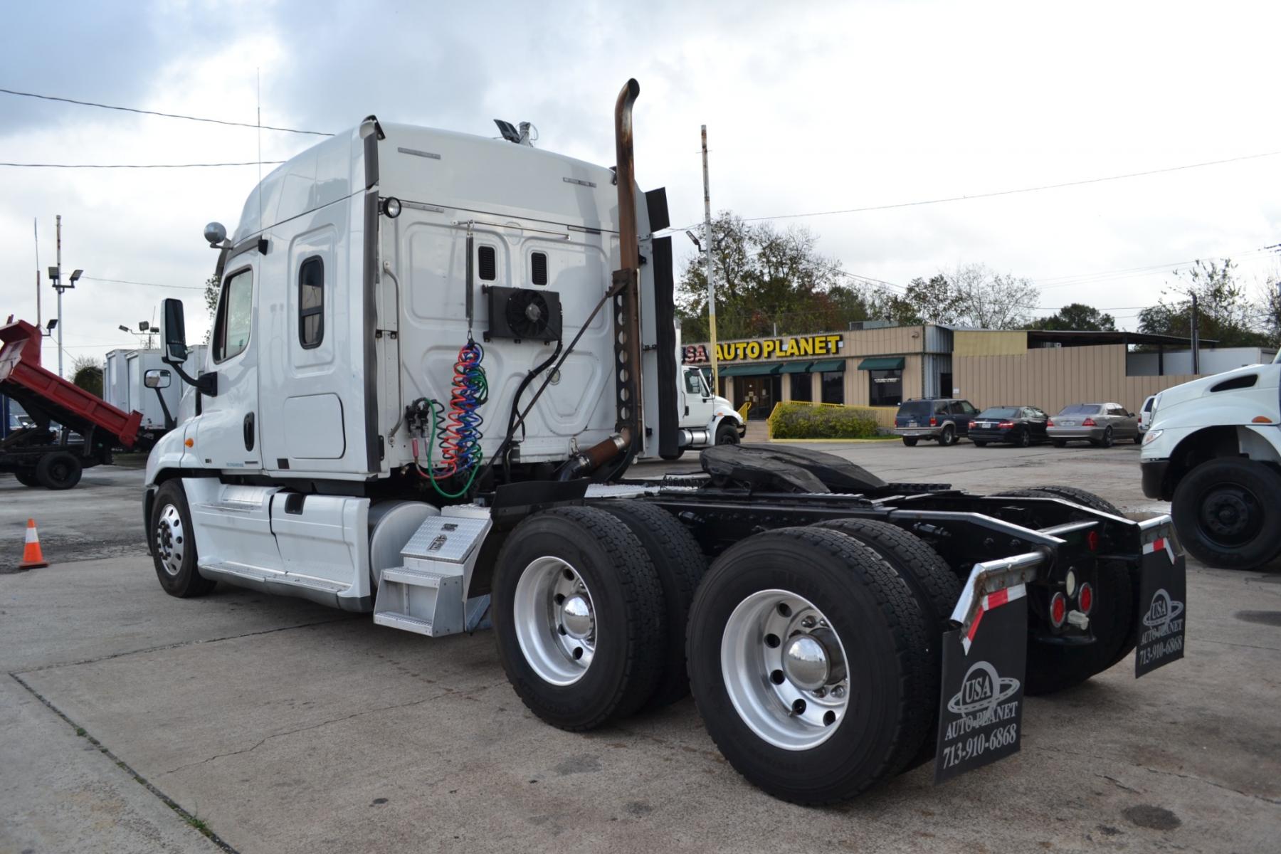 2011 WHITE FREIGHTLINER CASCADIA 125 with an DETROIT DD15 14.8L 560HP engine, EATON FULLER 10SPD MANUAL transmission, located at 9172 North Fwy, Houston, TX, 77037, (713) 910-6868, 29.887470, -95.411903 - 56" MID ROOF SLEEPER, RATIO: 3.58, WB: 224, CRUISE CONTROL, COLD A/C, 5TH WHEEL SLIDE, APU UNIT, ALUMINUM WHEELS, POWER WINDOWS & LOCKS, AIR RIDE, AIR BRAKES, 52,000LB GVWR, DIFF LOCK - Photo #6