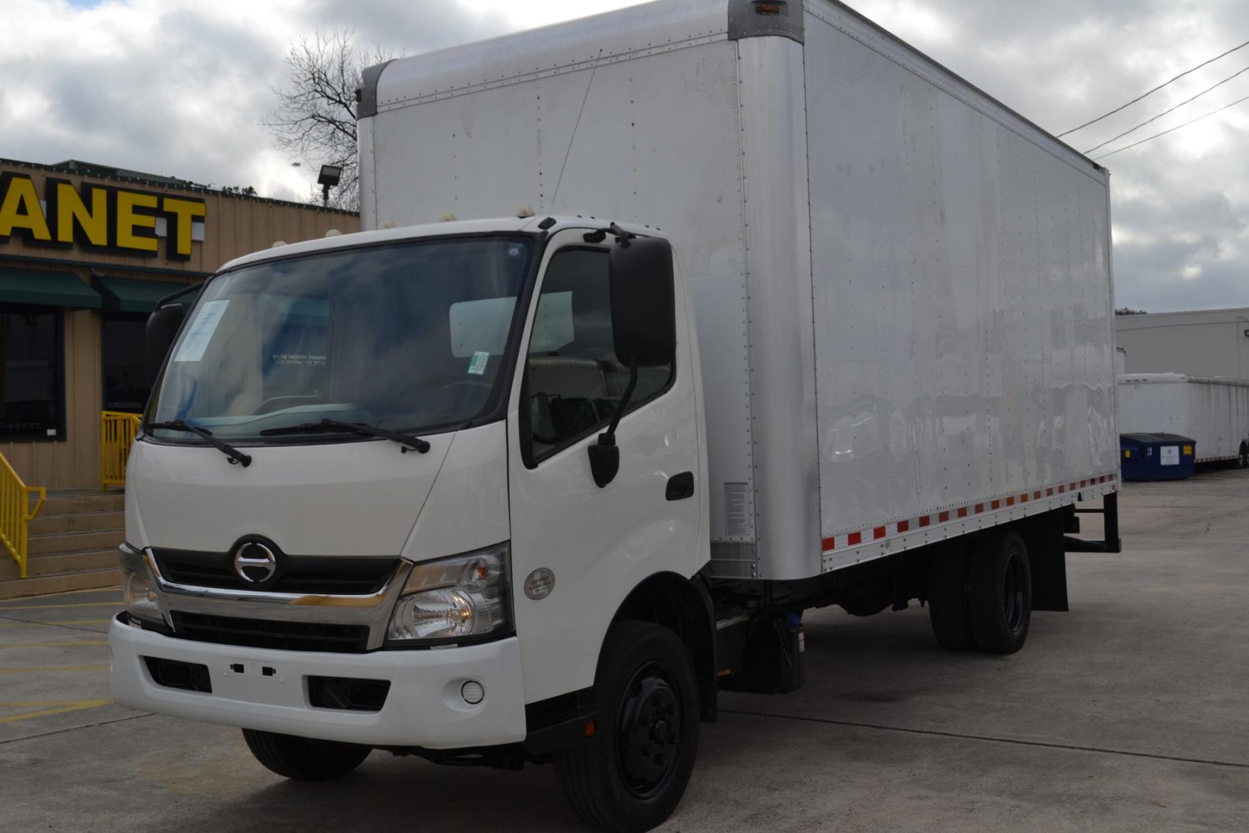 2016 WHITE HINO 195 with an HINO 4CYL 5L 210HP engine, AUTOMATIC transmission, located at 9172 North Fwy, Houston, TX, 77037, (713) 910-6868, 29.887470, -95.411903 - 20FT BOX, 17,950LB GVWR, DEF FLUID, COLD A/C, GOOD RUBBER - Photo #2