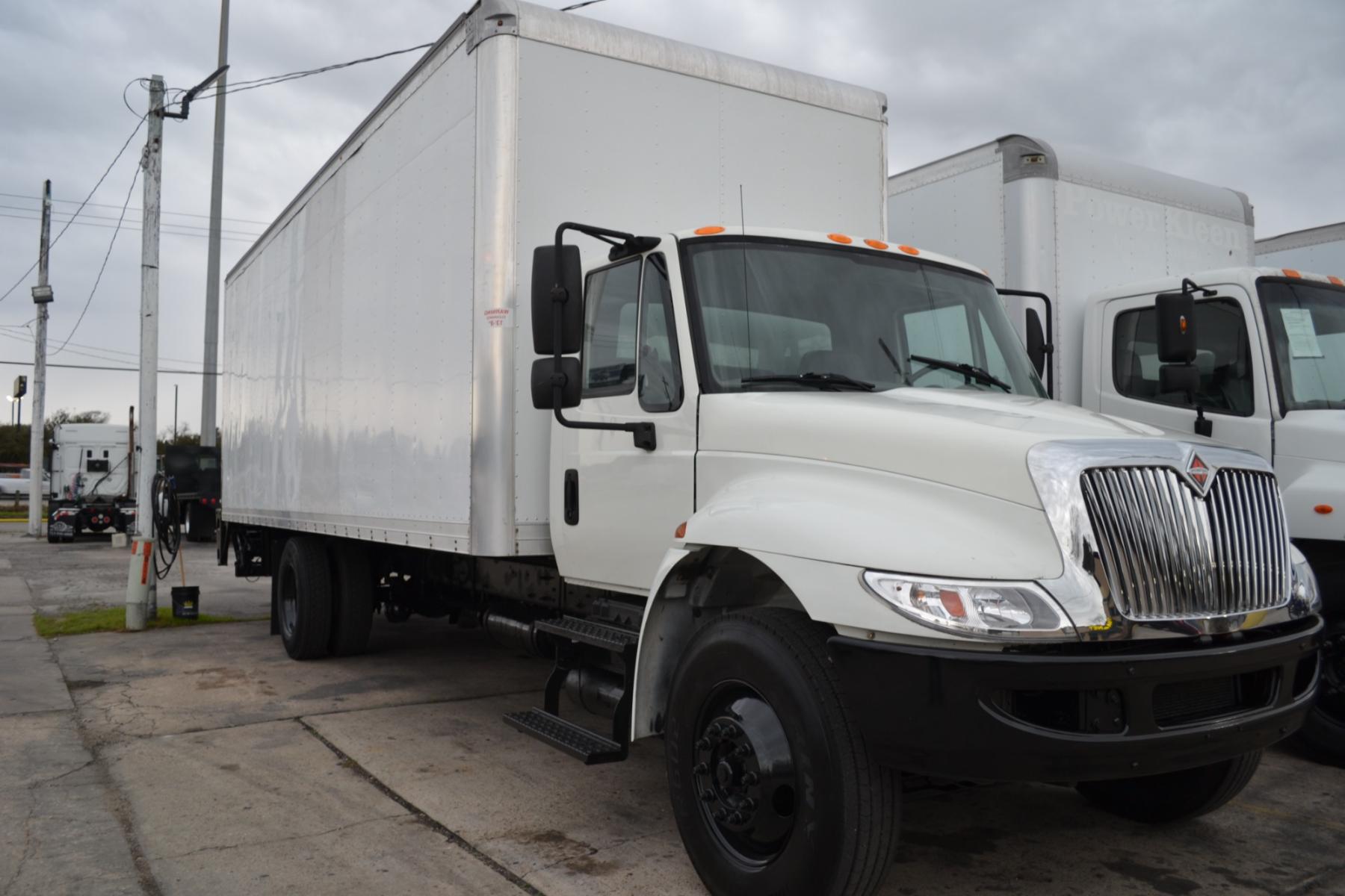 2016 WHITE INTERNATIONAL 4300 with an CUMMINS ISB 6.7L 220HP engine, ALLISON 6SPD AUTOMATIC transmission, located at 9172 North Fwy, Houston, TX, 77037, (713) 910-6868, 29.887470, -95.411903 - 26 FT BOX W/ LIFT GATE, 25,999LB GVWR NON CDL, 70 GALLON FUEL TANK, AIR BRAKES, 13'0 FT CLEARANCE, 103 X 102, COLD A/C, CRUISE CONTROL - Photo #2