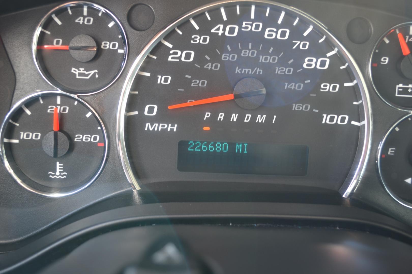 2018 WHITE CHEVROLET 3500 with an V8 6.0L engine, AUTOMATIC transmission, located at 9172 North Fwy, Houston, TX, 77037, (713) 910-6868, 29.887470, -95.411903 - Photo#16