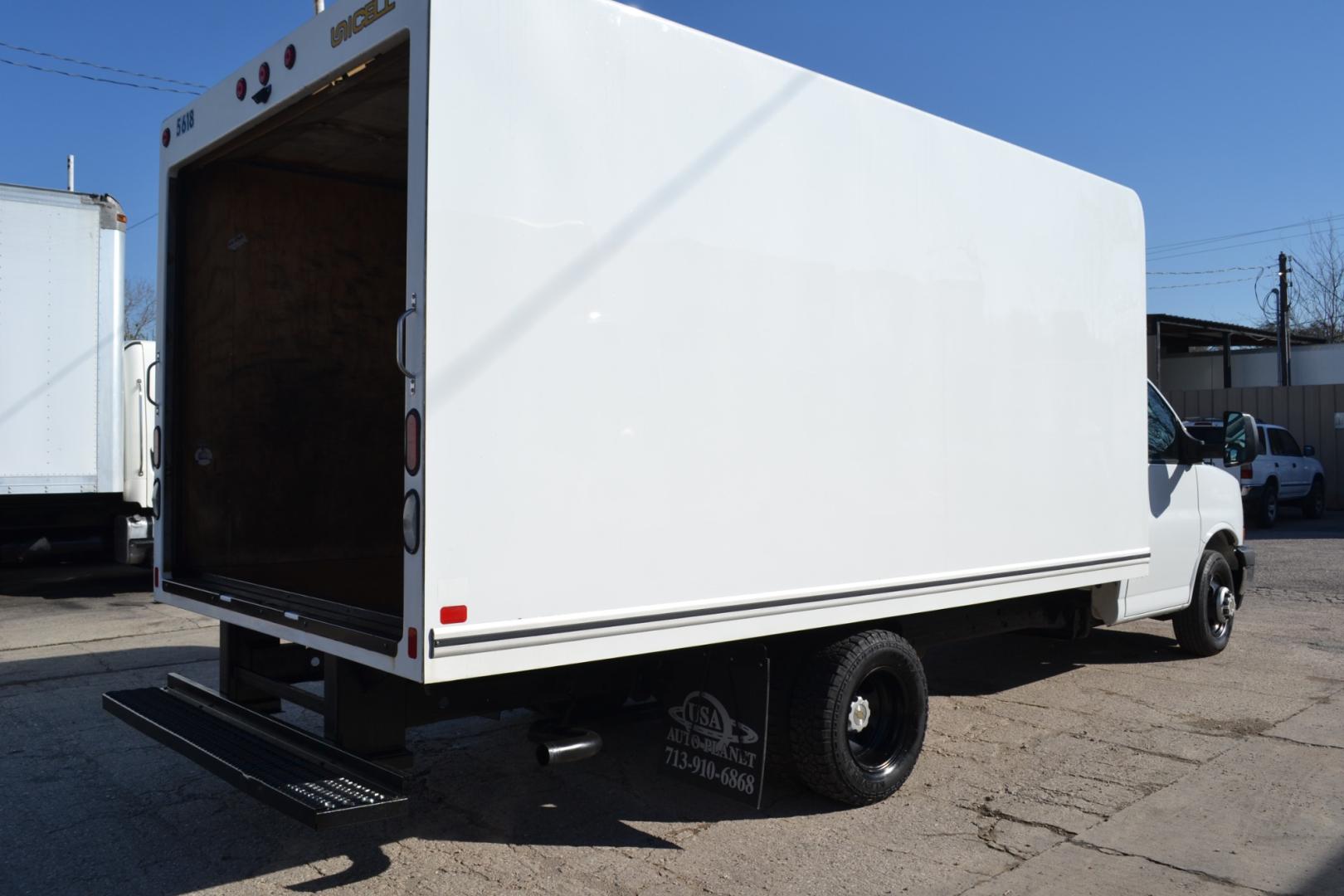 2018 WHITE CHEVROLET 3500 with an V8 6.0L engine, AUTOMATIC transmission, located at 9172 North Fwy, Houston, TX, 77037, (713) 910-6868, 29.887470, -95.411903 - Photo#4