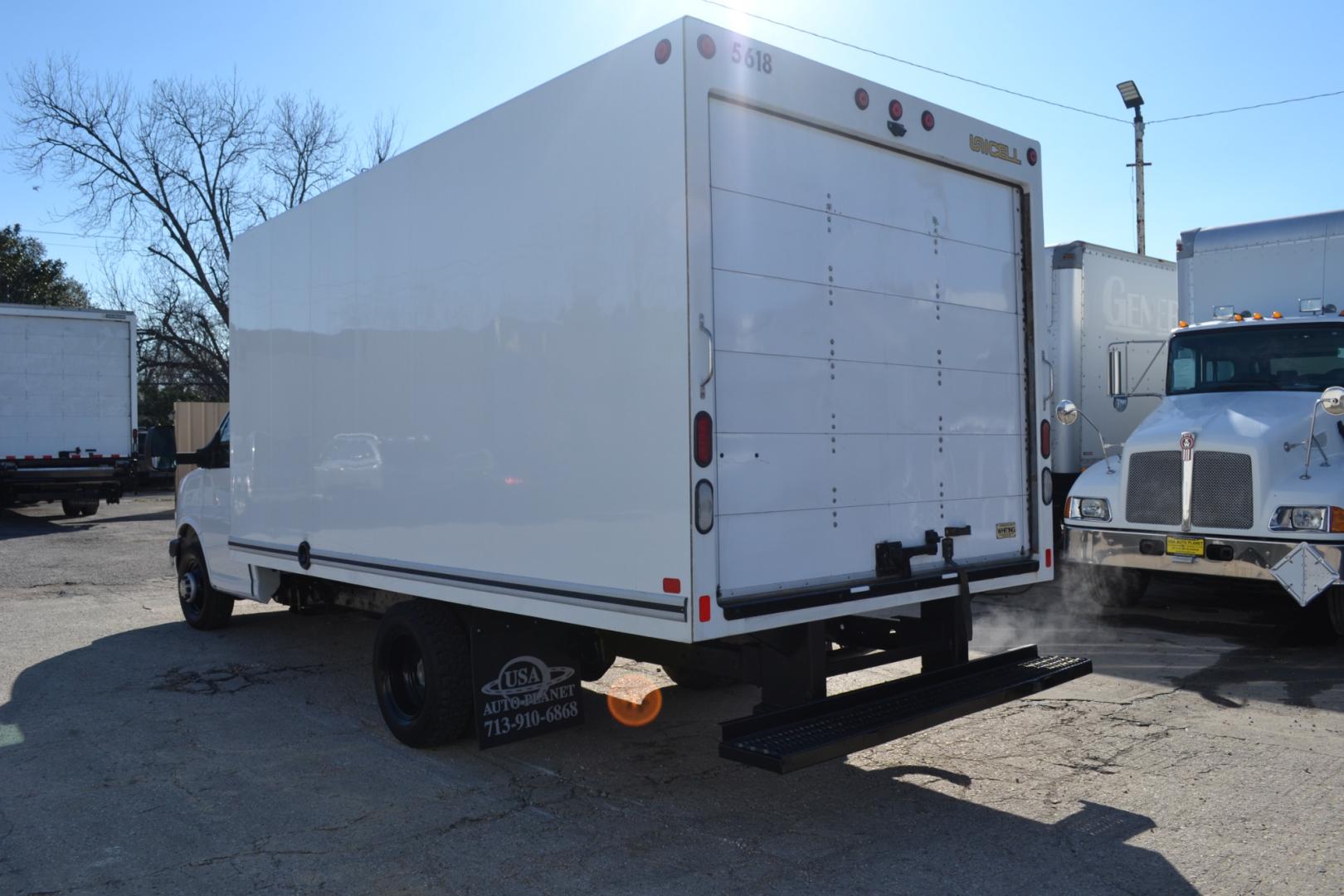 2018 WHITE CHEVROLET 3500 with an V8 6.0L engine, AUTOMATIC transmission, located at 9172 North Fwy, Houston, TX, 77037, (713) 910-6868, 29.887470, -95.411903 - Photo#7