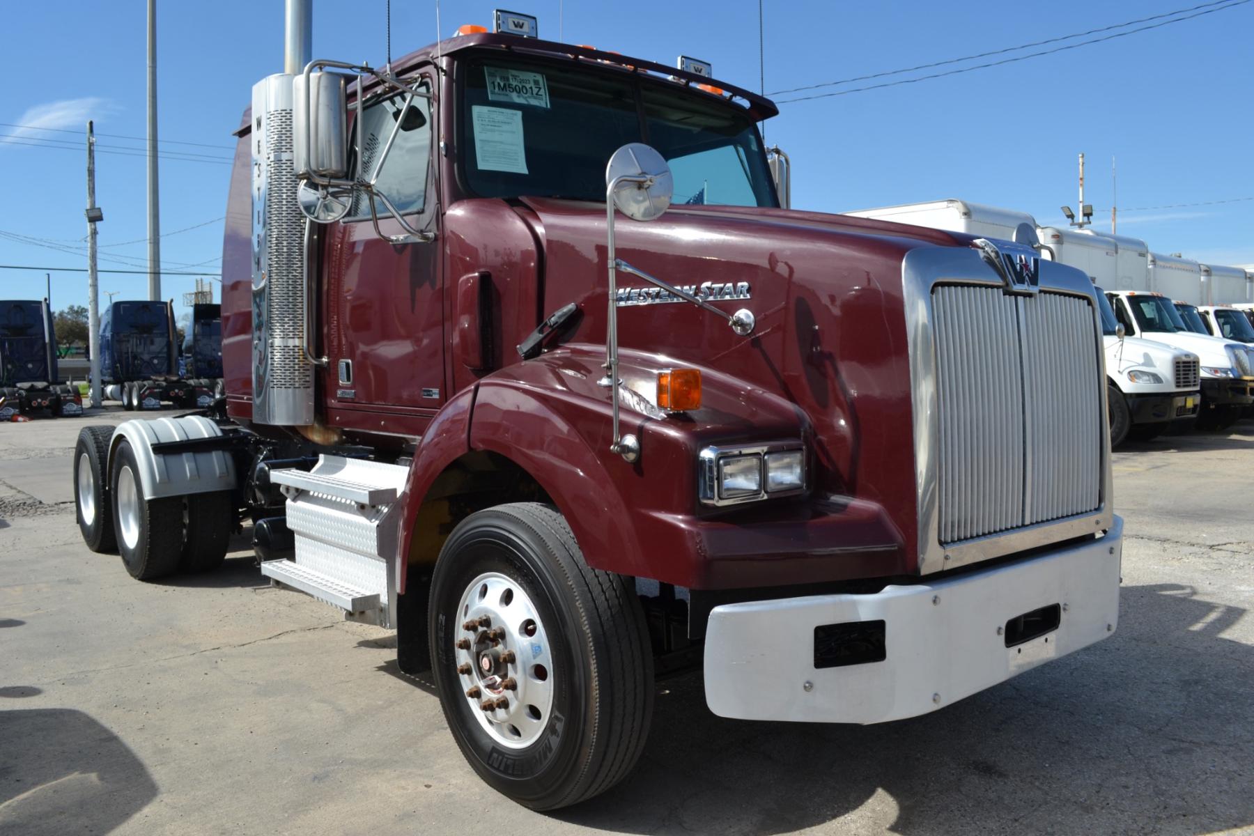 2014 MAROON WESTERN STAR 4900SB with an DETROIT DD13 12.8L 470HP engine, EATON FULLER 10SPD MANUAL transmission, located at 9172 North Fwy, Houston, TX, 77037, (713) 910-6868, 29.887470, -95.411903 - 36" FLAT TOP SLEEPER, WB: 215, RATIO: 3.90, ENGINE BRAKE, AIR RIDE, DIFF LOCK, CRUISE CONTROL, 150 GALLON FUEL TANK, COLD A/C, GOOD RUBBER - Photo #0