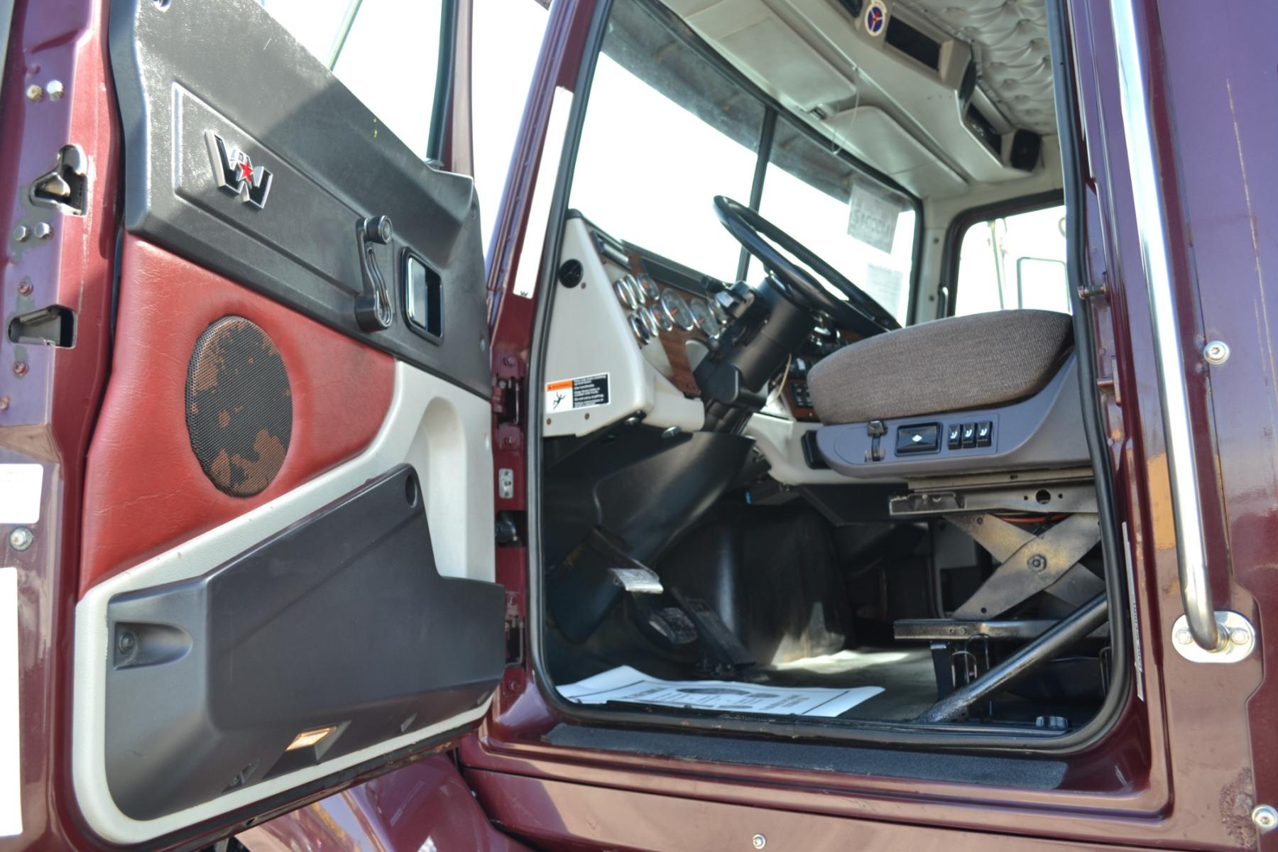 2014 MAROON WESTERN STAR 4900SB with an DETROIT DD13 12.8L 470HP engine, EATON FULLER 10SPD MANUAL transmission, located at 9172 North Fwy, Houston, TX, 77037, (713) 910-6868, 29.887470, -95.411903 - 36" FLAT TOP SLEEPER, WB: 215, RATIO: 3.90, ENGINE BRAKE, AIR RIDE, DIFF LOCK, CRUISE CONTROL, 150 GALLON FUEL TANK, COLD A/C, GOOD RUBBER - Photo #11