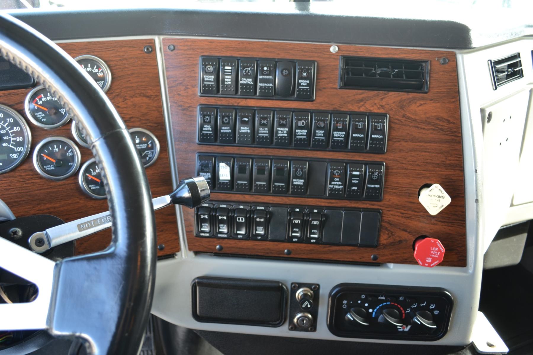 2014 MAROON WESTERN STAR 4900SB with an DETROIT DD13 12.8L 470HP engine, EATON FULLER 10SPD MANUAL transmission, located at 9172 North Fwy, Houston, TX, 77037, (713) 910-6868, 29.887470, -95.411903 - 36" FLAT TOP SLEEPER, WB: 215, RATIO: 3.90, ENGINE BRAKE, AIR RIDE, DIFF LOCK, CRUISE CONTROL, 150 GALLON FUEL TANK, COLD A/C, GOOD RUBBER - Photo #15