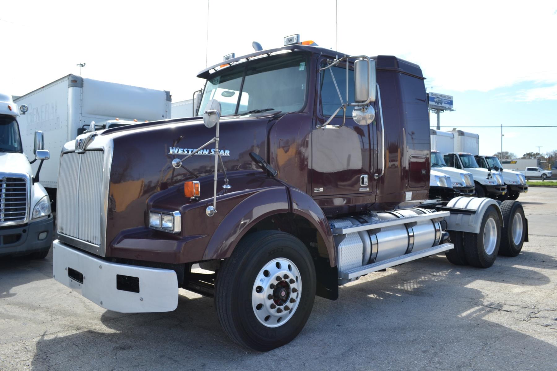 2014 MAROON WESTERN STAR 4900SB with an DETROIT DD13 12.8L 470HP engine, EATON FULLER 10SPD MANUAL transmission, located at 9172 North Fwy, Houston, TX, 77037, (713) 910-6868, 29.887470, -95.411903 - 36" FLAT TOP SLEEPER, WB: 215, RATIO: 3.90, ENGINE BRAKE, AIR RIDE, DIFF LOCK, CRUISE CONTROL, 150 GALLON FUEL TANK, COLD A/C, GOOD RUBBER - Photo #2