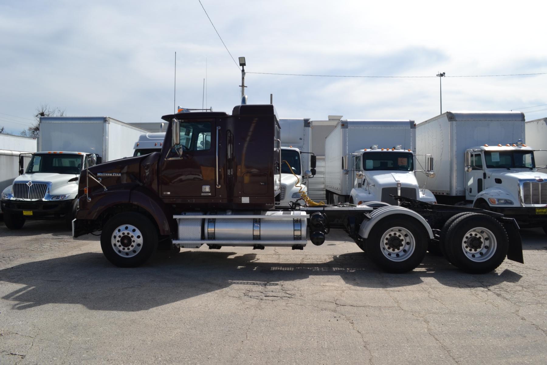 2014 MAROON WESTERN STAR 4900SB with an DETROIT DD13 12.8L 470HP engine, EATON FULLER 10SPD MANUAL transmission, located at 9172 North Fwy, Houston, TX, 77037, (713) 910-6868, 29.887470, -95.411903 - 36" FLAT TOP SLEEPER, WB: 215, RATIO: 3.90, ENGINE BRAKE, AIR RIDE, DIFF LOCK, CRUISE CONTROL, 150 GALLON FUEL TANK, COLD A/C, GOOD RUBBER - Photo #3