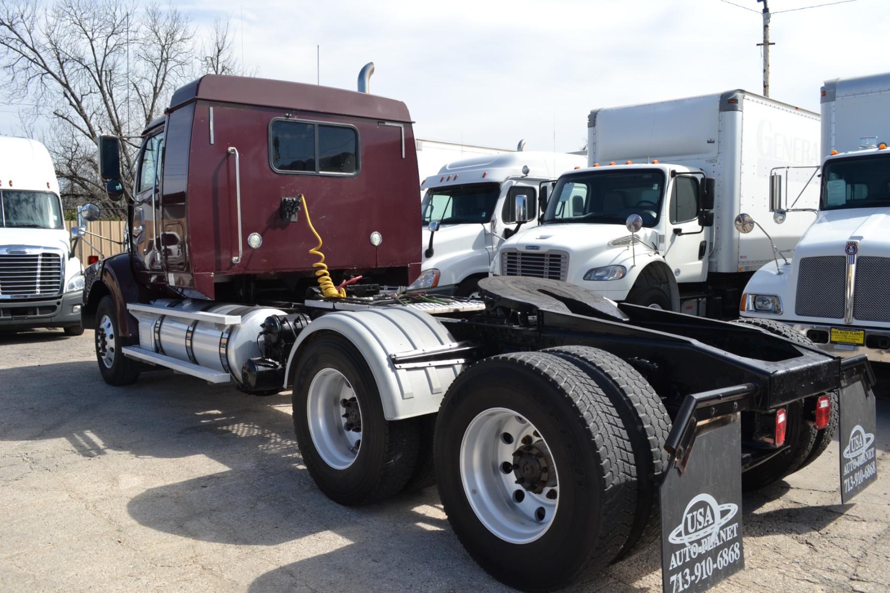 2014 MAROON WESTERN STAR 4900SB with an DETROIT DD13 12.8L 470HP engine, EATON FULLER 10SPD MANUAL transmission, located at 9172 North Fwy, Houston, TX, 77037, (713) 910-6868, 29.887470, -95.411903 - 36" FLAT TOP SLEEPER, WB: 215, RATIO: 3.90, ENGINE BRAKE, AIR RIDE, DIFF LOCK, CRUISE CONTROL, 150 GALLON FUEL TANK, COLD A/C, GOOD RUBBER - Photo #4