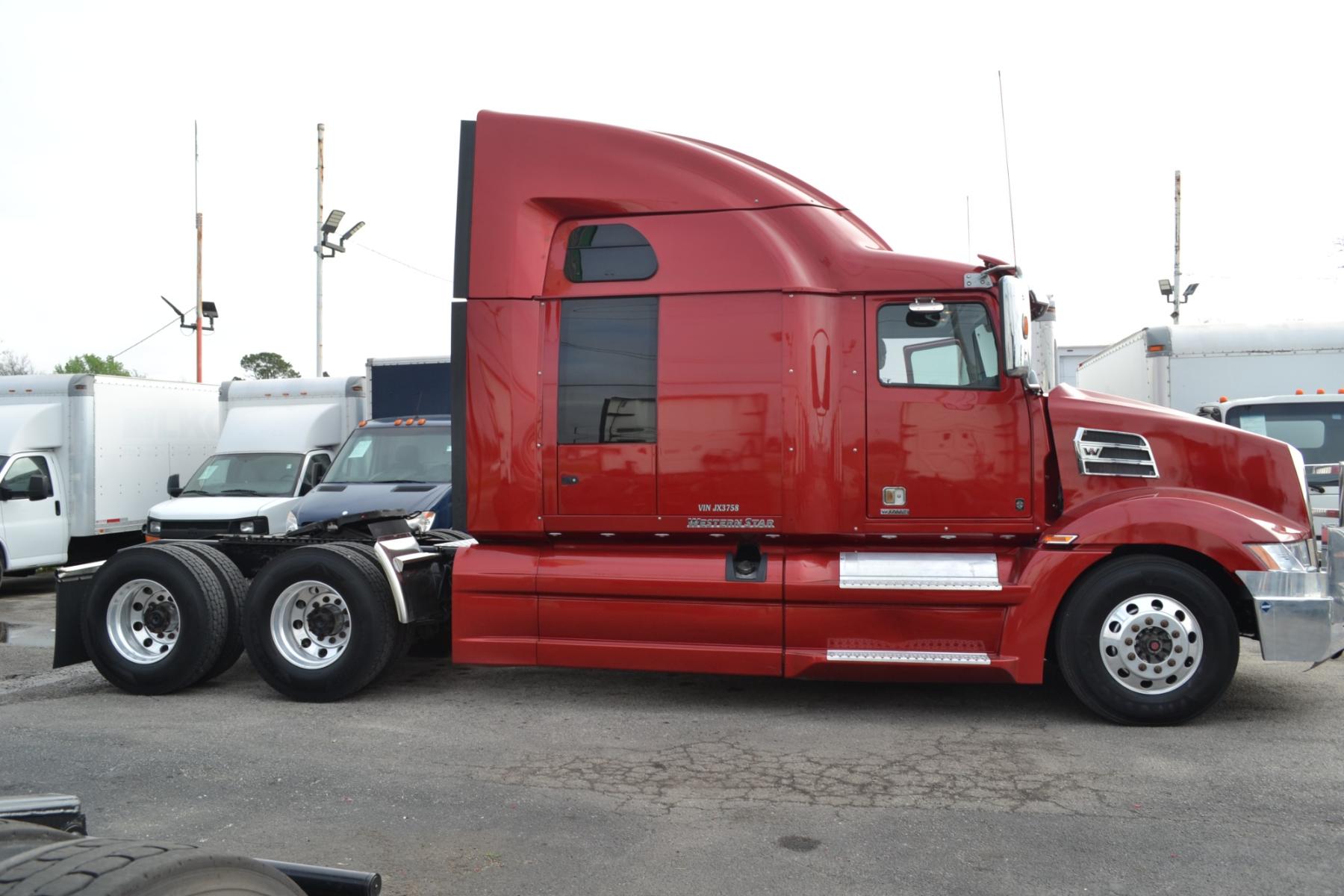 2018 MAROON WESTERN STAR 5700XE with an DETROIT DD15 14.8L 455HP engine, DETROIT DT12 AUTOMATED transmission, located at 9172 North Fwy, Houston, TX, 77037, (713) 910-6868, 29.887470, -95.411903 - 82" RAISED ROOF SLEEPER, RATIO: 2.41, RATIO: 2.41, 5TH WHEEL SLIDE, DIFF LOCK, 100 GALLON FUEL TANKS, MINI FRIDGE, ALUMINUM WHEELS - Photo #3