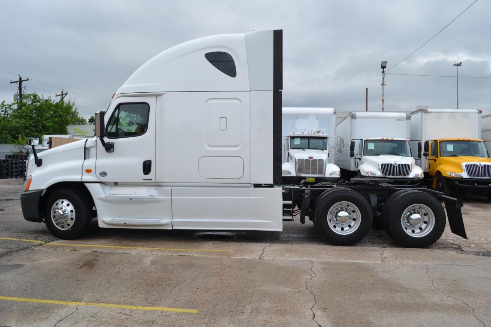 2017 FREIGHTLINER CASCADIA EVOLUTION with an DETROIT DD15 14.8L 475HP engine, DETROIT DT12 AUTOMATED transmission, located at 9172 North Fwy, Houston, TX, 77037, (713) 910-6868, 29.887470, -95.411903 - 72" RAISED ROOF SLEEPER, DOUBLE BUNK, WB: 228", RATIO: 3.08, DUAL 120 GALLON FUEL TANKS, ENGINE BRAKE, DIFF LOCK, SLIDING 5TH WHEEL, POWER WINDOWS & LOCKS, ALUMINUM WHEELS, FULL FAIRINGS - Photo#9