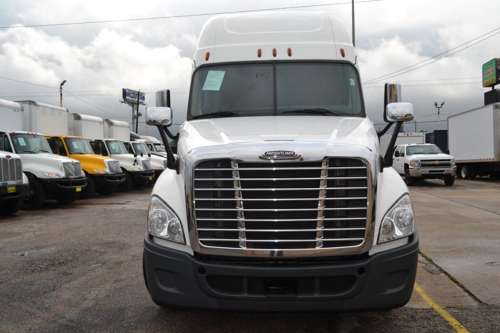 2017 FREIGHTLINER CASCADIA EVOLUTION with an DETROIT DD15 14.8L 475HP engine, DETROIT DT12 AUTOMATED transmission, located at 9172 North Fwy, Houston, TX, 77037, (713) 910-6868, 29.887470, -95.411903 - 72" RAISED ROOF SLEEPER, DOUBLE BUNK, WB: 228", RATIO: 3.08, DUAL 120 GALLON FUEL TANKS, ENGINE BRAKE, DIFF LOCK, SLIDING 5TH WHEEL, POWER WINDOWS & LOCKS, ALUMINUM WHEELS, FULL FAIRINGS - Photo#1