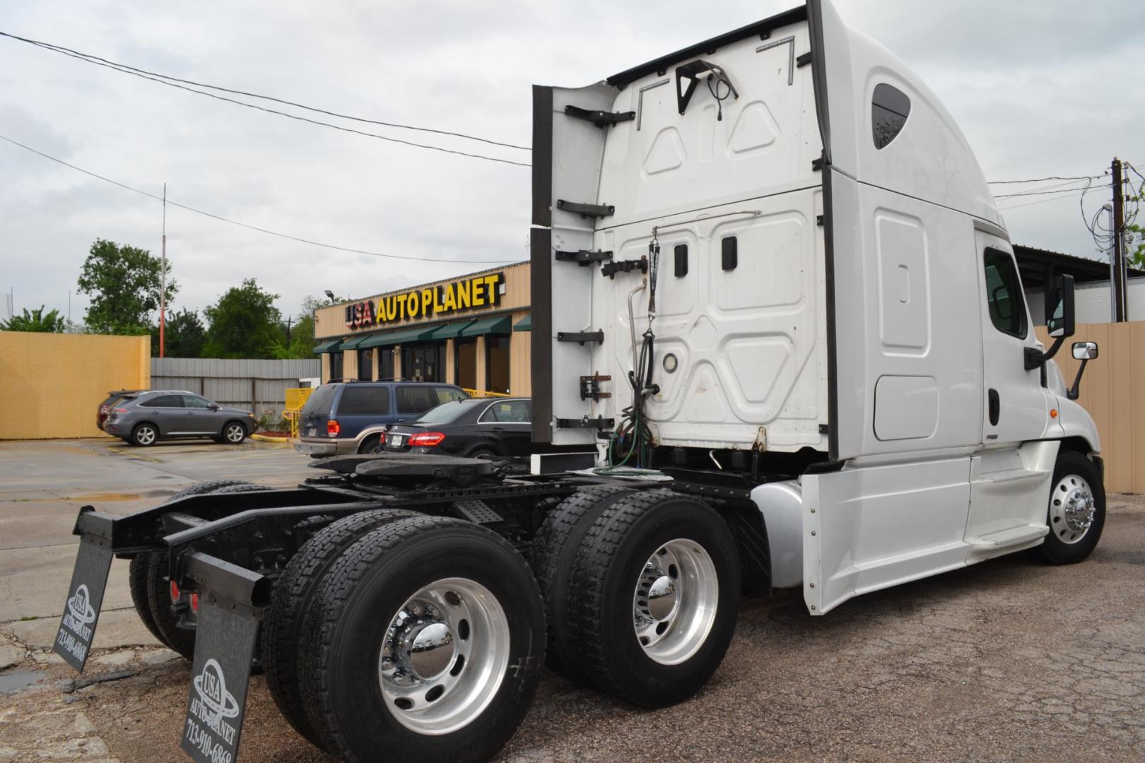 2017 FREIGHTLINER CASCADIA EVOLUTION with an DETROIT DD15 14.8L 475HP engine, DETROIT DT12 AUTOMATED transmission, located at 9172 North Fwy, Houston, TX, 77037, (713) 910-6868, 29.887470, -95.411903 - 72" RAISED ROOF SLEEPER, DOUBLE BUNK, WB: 228", RATIO: 3.08, DUAL 120 GALLON FUEL TANKS, ENGINE BRAKE, DIFF LOCK, SLIDING 5TH WHEEL, POWER WINDOWS & LOCKS, ALUMINUM WHEELS, FULL FAIRINGS - Photo#4