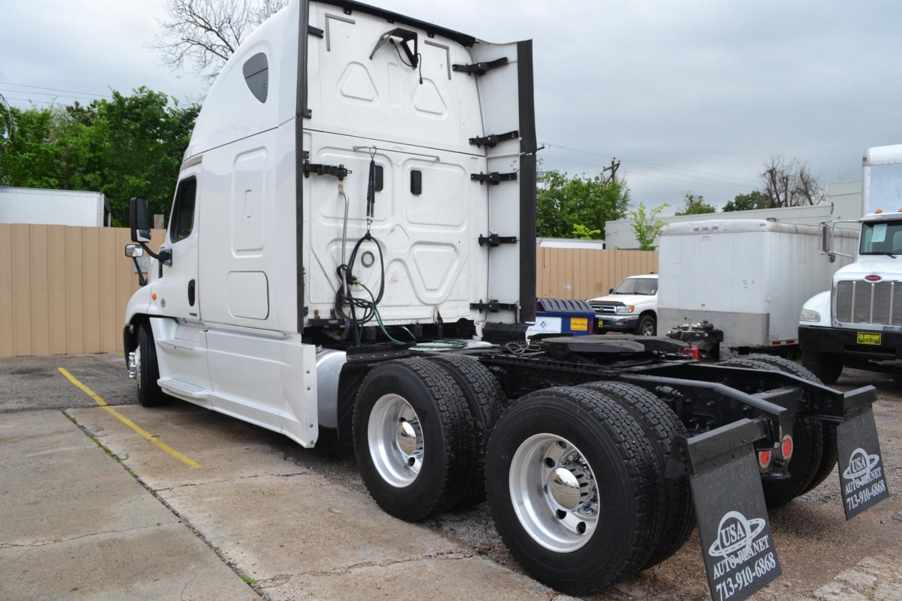 2017 FREIGHTLINER CASCADIA EVOLUTION with an DETROIT DD15 14.8L 475HP engine, DETROIT DT12 AUTOMATED transmission, located at 9172 North Fwy, Houston, TX, 77037, (713) 910-6868, 29.887470, -95.411903 - 72" RAISED ROOF SLEEPER, DOUBLE BUNK, WB: 228", RATIO: 3.08, DUAL 120 GALLON FUEL TANKS, ENGINE BRAKE, DIFF LOCK, SLIDING 5TH WHEEL, POWER WINDOWS & LOCKS, ALUMINUM WHEELS, FULL FAIRINGS - Photo #8