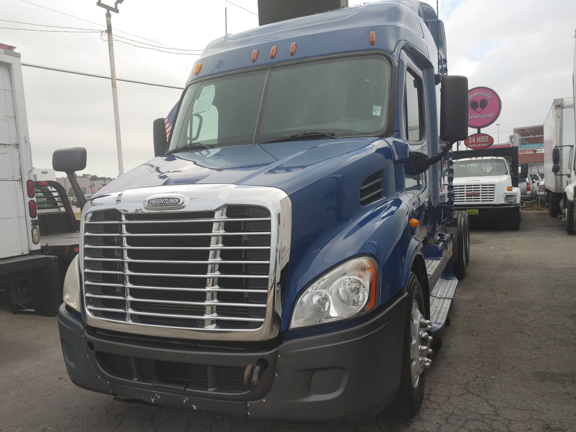 photo of 2012 FREIGHTLINER CASCADIA MID-ROOF 
