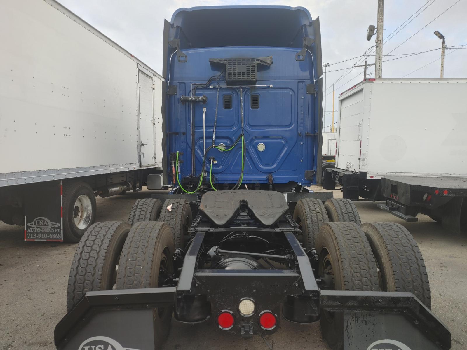 2012 BLUE FREIGHTLINER CASCADIA 125 with an DETROIT DD13 12.8L 410HP engine, EATON FULLER 10SPD MANUAL transmission, located at 9172 North Fwy, Houston, TX, 77037, (713) 910-6868, 29.887470, -95.411903 - 46" MIDROOF SLEEPER, WB: 208", RATIO: 2.64, ALUMINUM WHEELS, DUAL 80 GALLON FUEL TANKS, SLIDING 5TH WHEEL - Photo #4
