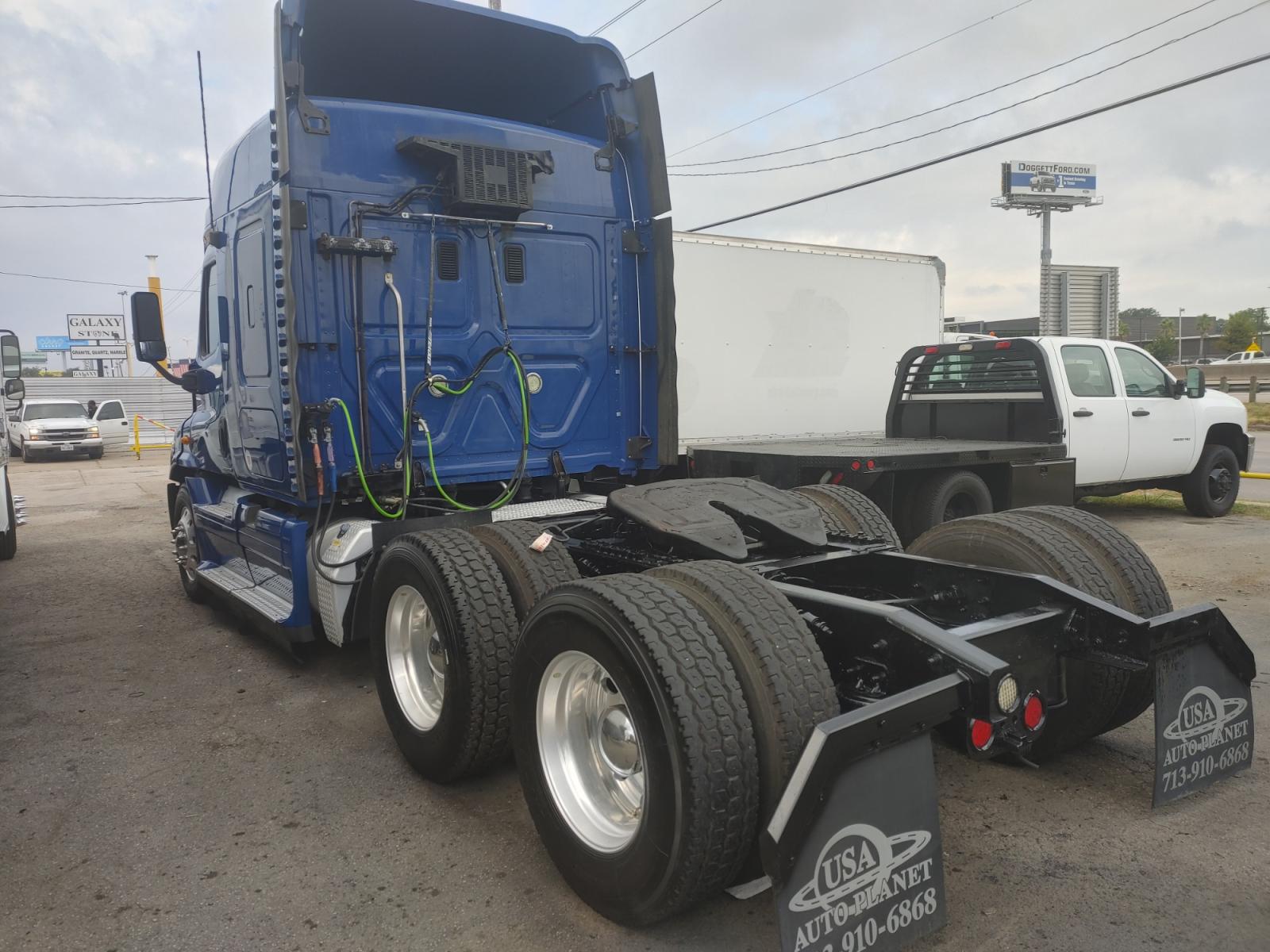 2012 BLUE FREIGHTLINER CASCADIA 125 with an DETROIT DD13 12.8L 410HP engine, EATON FULLER 10SPD MANUAL transmission, located at 9172 North Fwy, Houston, TX, 77037, (713) 910-6868, 29.887470, -95.411903 - 46" MIDROOF SLEEPER, WB: 208", RATIO: 2.64, ALUMINUM WHEELS, DUAL 80 GALLON FUEL TANKS, SLIDING 5TH WHEEL - Photo #5