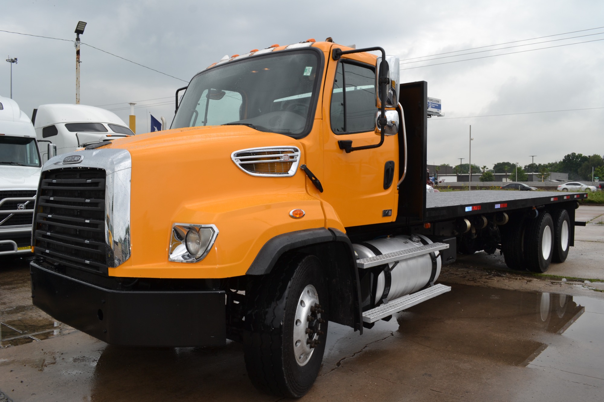 photo of 2013 FREIGHTLINER 114SD 26FT FLATBED