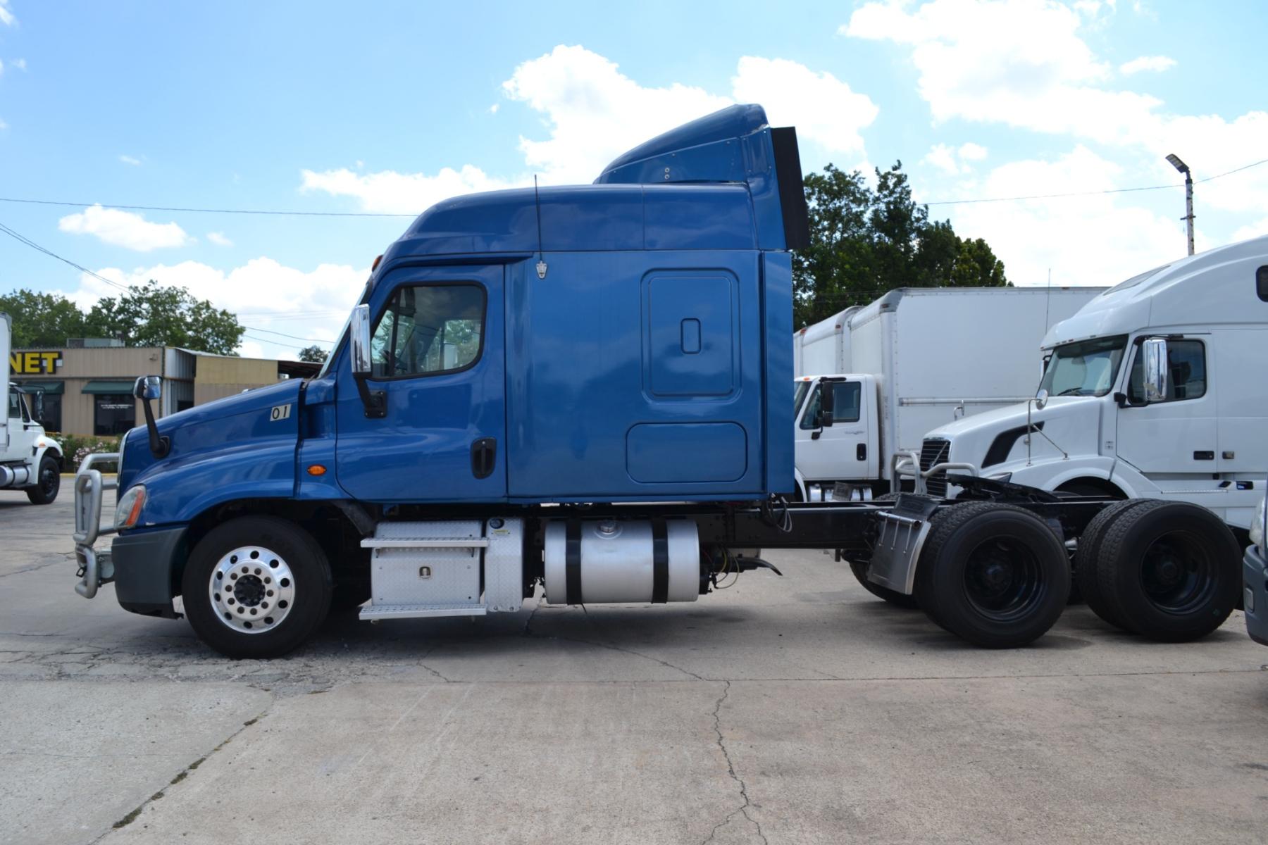 2013 BLUE FREIGHTLINER CASCADIA 125 with an DETROIT DD13 12.8L 450HP engine, EATON FULLER 10SPD MANUAL transmission, located at 9172 North Fwy, Houston, TX, 77037, (713) 910-6868, 29.887470, -95.411903 - 68" MID ROOF SLEEPER, WB: 227, RATIO: 2.64 , AIR RIDE, DIFF LOCK, POWER WINDOWS & LOCKS, 190 GALLON FUEL TANKS MANAGERS SPECIAL!! CALL FOR CASH PRICE !!! - Photo #7