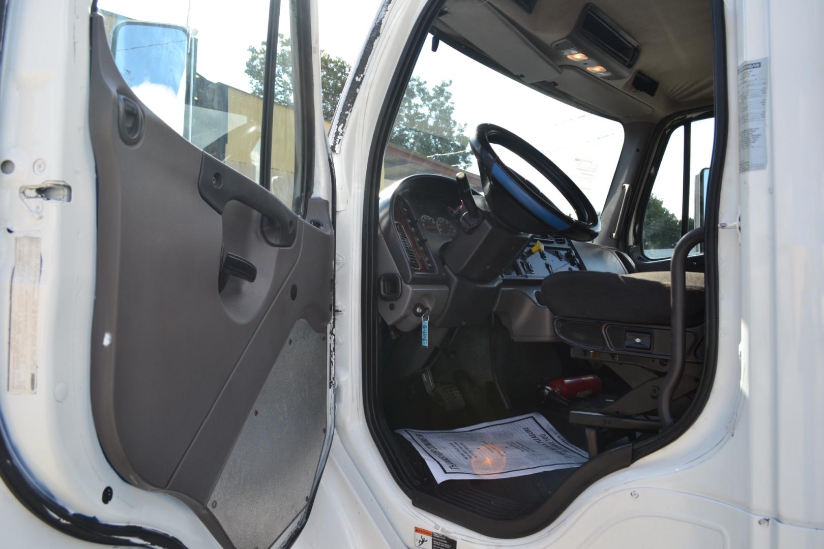 2014 WHITE FREIGHTLINER M2-106 with an CUMMINS ISB 6.7L 220HP engine, ALLISON 2200HS AUTOMATIC transmission, located at 9172 North Fwy, Houston, TX, 77037, (713) 910-6868, 29.887470, -95.411903 - Photo#12