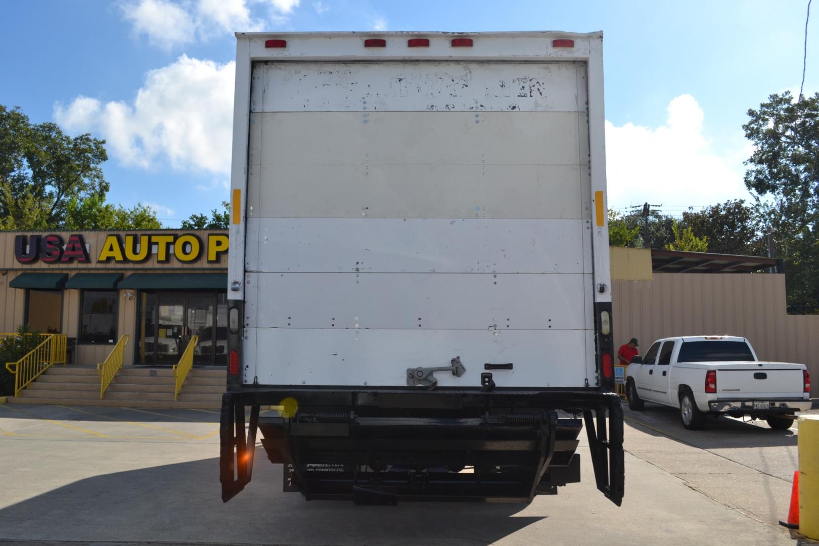 2014 WHITE FREIGHTLINER M2-106 with an CUMMINS ISB 6.7L 220HP engine, ALLISON 2200HS AUTOMATIC transmission, located at 9172 North Fwy, Houston, TX, 77037, (713) 910-6868, 29.887470, -95.411903 - Photo#4