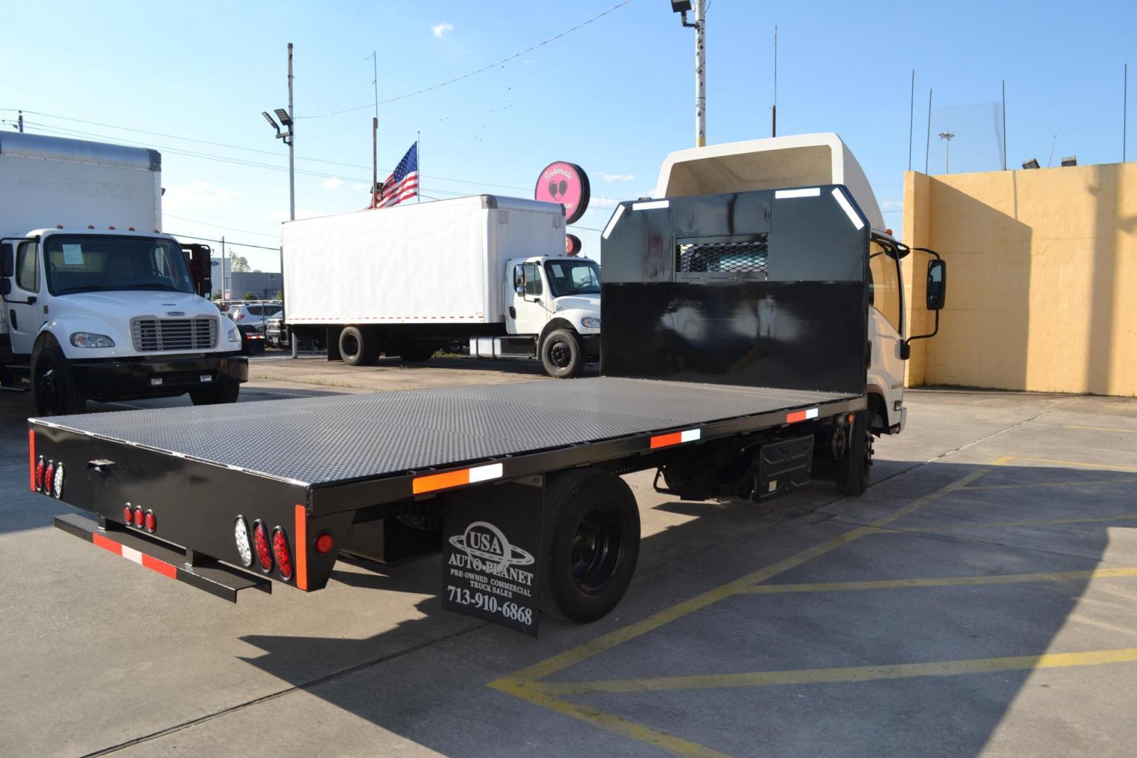 2018 WHITE /GRAY ISUZU NPR with an 4JJ1-TC 3.0L 4CYL DIESEL engine, AISIN A465 6SPD AUTOMATIC transmission, located at 9172 North Fwy, Houston, TX, 77037, (713) 910-6868, 29.887470, -95.411903 - 13,000LB GVWR, 16 FT FLATBED , 96" WIDE , EXHAUST BRAKE, COLD A/C, POWER WINDOWS & LOCKS, CRUISE CONTROL - Photo#4