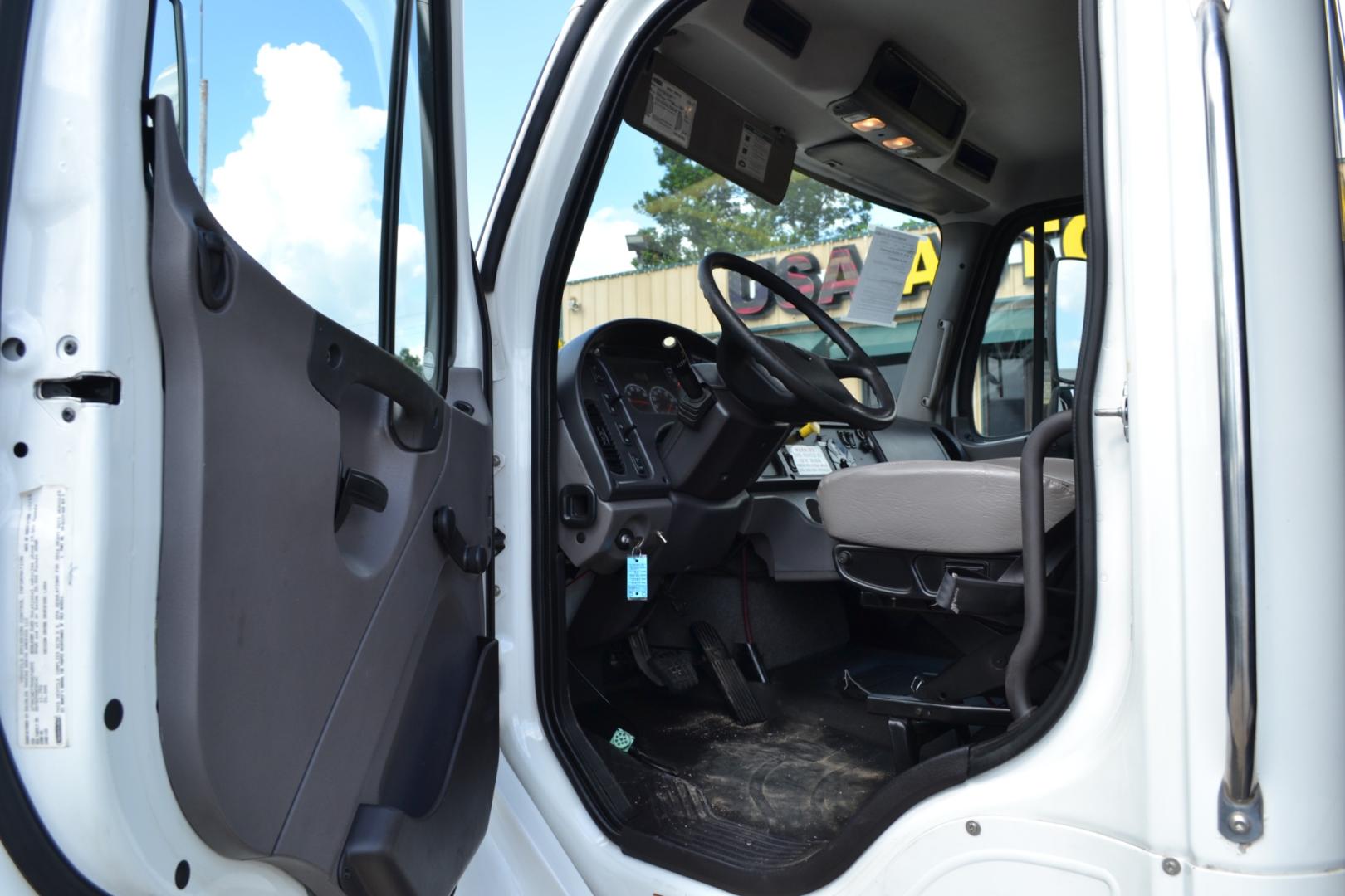 2016 WHITE /GRAY FREIGHTLINER M2-106 with an CUMMINS ISB 6.7L 220HP engine, ALLISON 2100HS AUTOMATIC transmission, located at 9172 North Fwy, Houston, TX, 77037, (713) 910-6868, 29.887470, -95.411903 - Photo#12