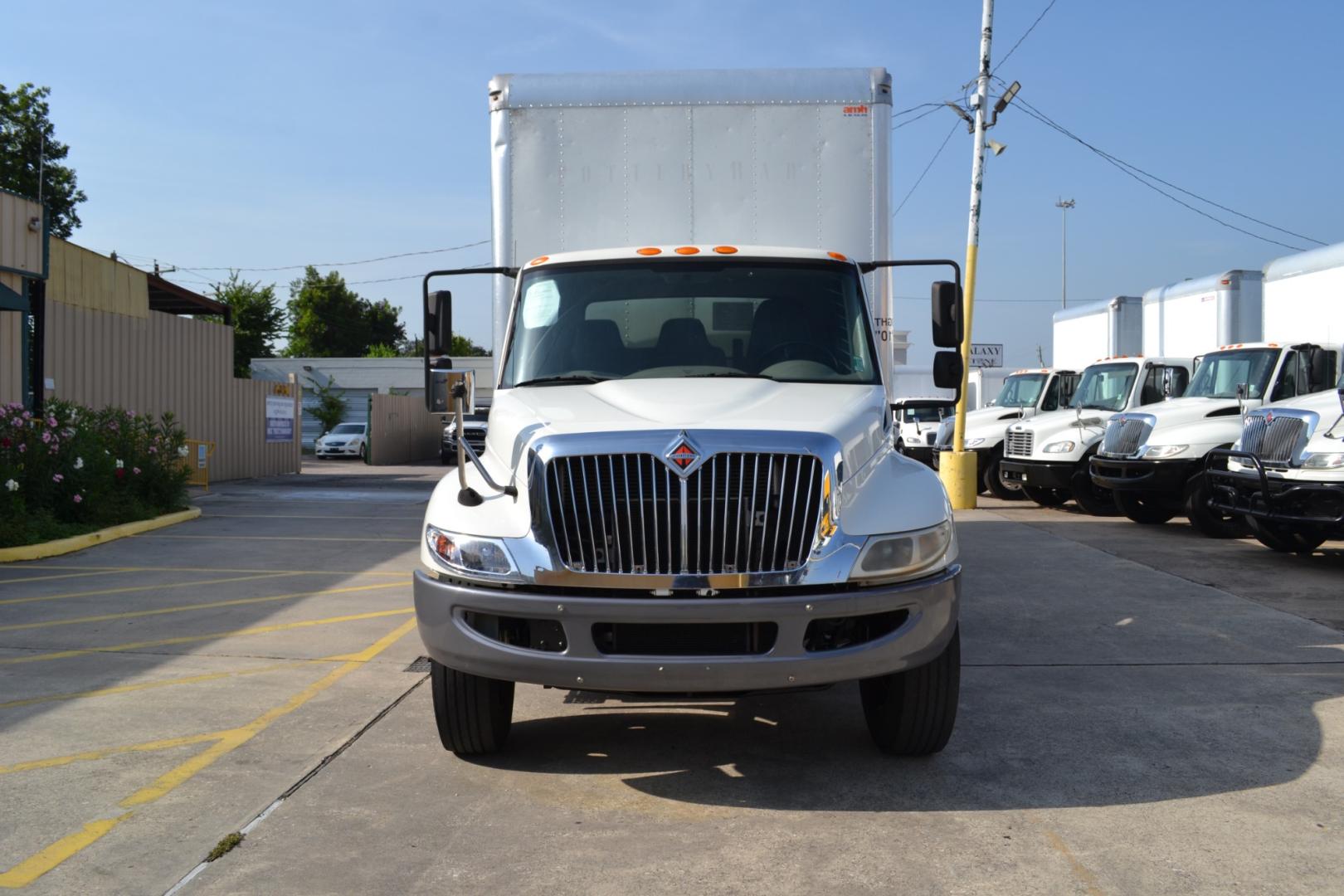 2017 WHITE /GRAY INTERNATIONAL 4300 with an CUMMINS ISB 6.7L 240HP engine, ALLISON 2100HS AUTOMATIC transmission, located at 9172 North Fwy, Houston, TX, 77037, (713) 910-6868, 29.887470, -95.411903 - 25,999LB GVWR NON CDL, 26FT BOX, AIR RIDE SUSPENSION, 103" X 102" BOX DIMENSIONS, DUAL 50 GALLON FUEL TANKS , EXHAUST BRAKE, COLD A/C - Photo#1