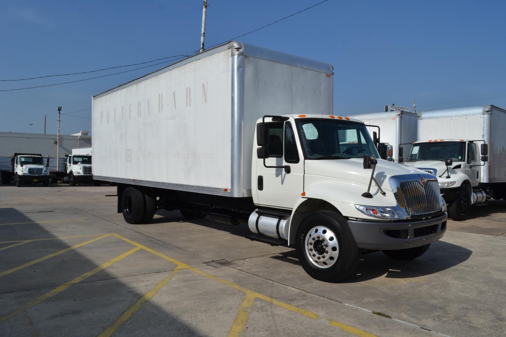 2017 WHITE /GRAY INTERNATIONAL 4300 with an CUMMINS ISB 6.7L 240HP engine, ALLISON 2100HS AUTOMATIC transmission, located at 9172 North Fwy, Houston, TX, 77037, (713) 910-6868, 29.887470, -95.411903 - 25,999LB GVWR NON CDL, 26FT BOX, AIR RIDE SUSPENSION, 103" X 102" BOX DIMENSIONS, DUAL 50 GALLON FUEL TANKS , EXHAUST BRAKE, COLD A/C - Photo#2