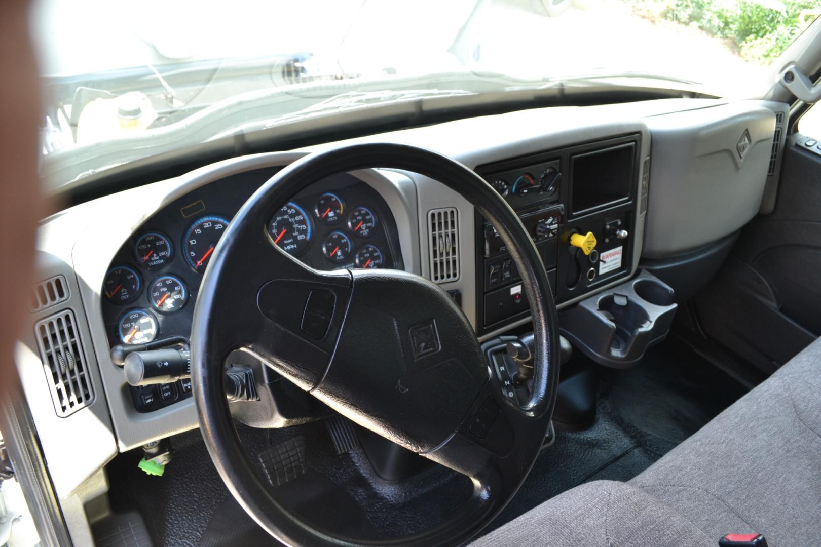 2016 WHITE /GRAY INTERNATIONAL 4300 with an CUMMINS ISB 6.7L 240HP engine, ALLISON 2500RDS AUTOMATIC transmission, located at 9172 North Fwy, Houston, TX, 77037, (713) 910-6868, 29.887470, -95.411903 - Photo#16