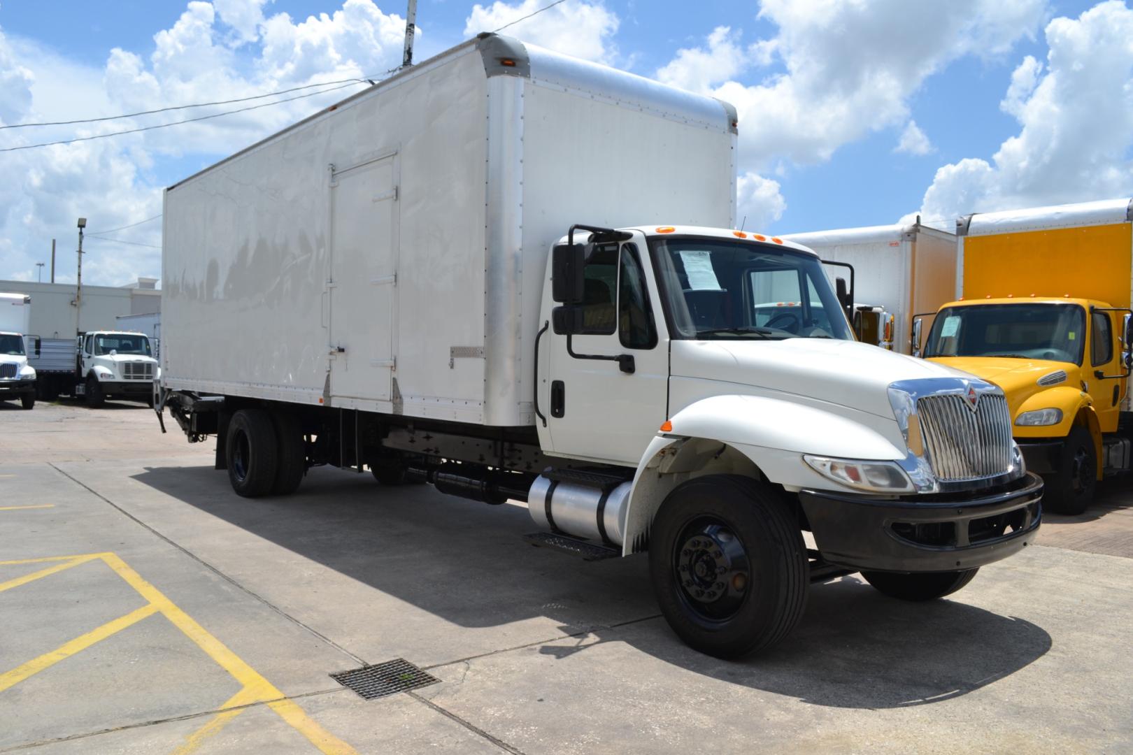 2016 WHITE /GRAY INTERNATIONAL 4300 with an CUMMINS ISB 6.7L 240HP engine, ALLISON 2500RDS AUTOMATIC transmission, located at 9172 North Fwy, Houston, TX, 77037, (713) 910-6868, 29.887470, -95.411903 - Photo#2