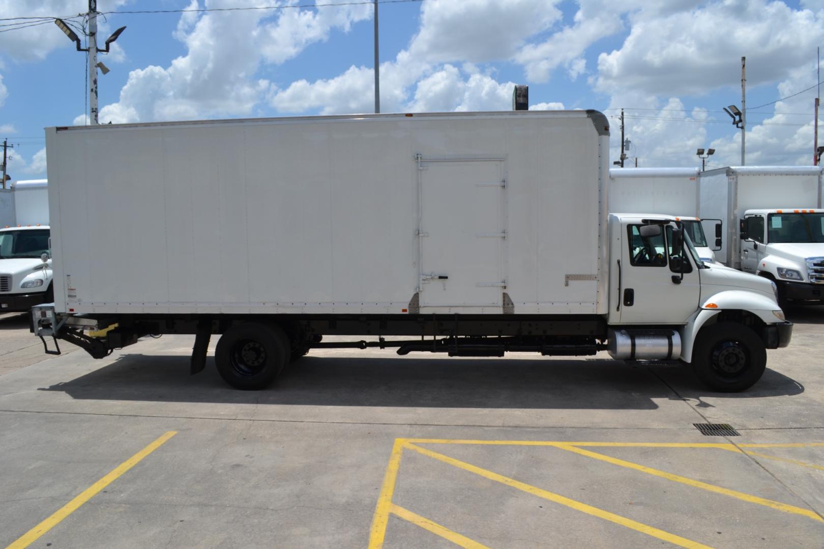 2016 WHITE /GRAY INTERNATIONAL 4300 with an CUMMINS ISB 6.7L 240HP engine, ALLISON 2500RDS AUTOMATIC transmission, located at 9172 North Fwy, Houston, TX, 77037, (713) 910-6868, 29.887470, -95.411903 - Photo#3