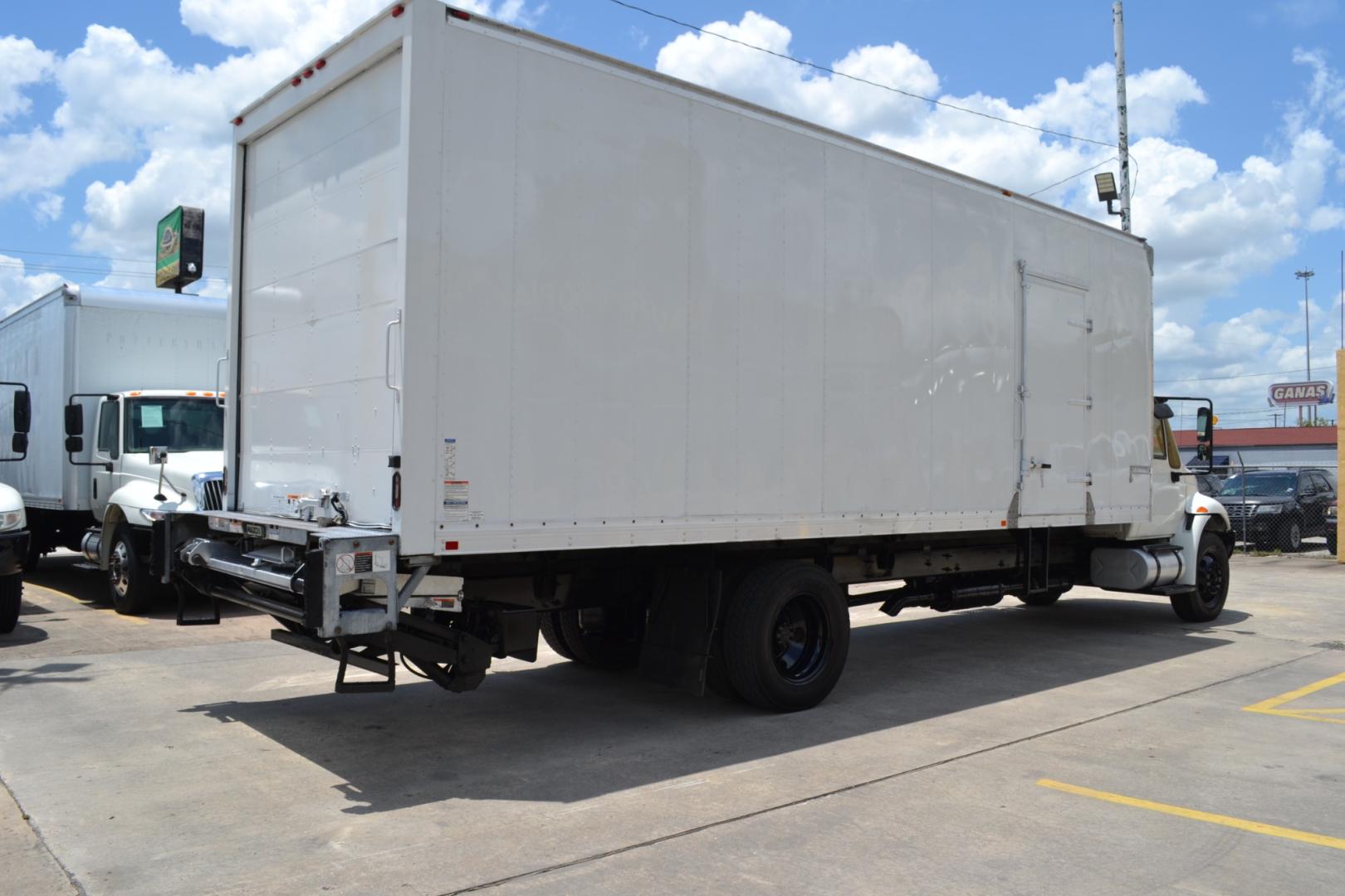 2016 WHITE /GRAY INTERNATIONAL 4300 with an CUMMINS ISB 6.7L 240HP engine, ALLISON 2500RDS AUTOMATIC transmission, located at 9172 North Fwy, Houston, TX, 77037, (713) 910-6868, 29.887470, -95.411903 - Photo#4