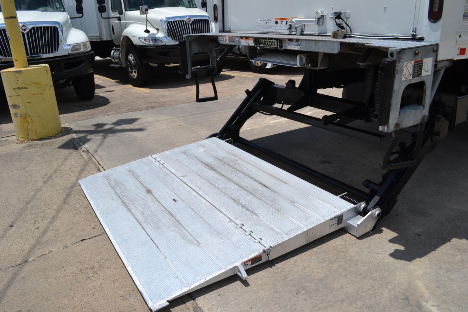 2016 WHITE /GRAY INTERNATIONAL 4300 with an CUMMINS ISB 6.7L 240HP engine, ALLISON 2500RDS AUTOMATIC transmission, located at 9172 North Fwy, Houston, TX, 77037, (713) 910-6868, 29.887470, -95.411903 - Photo#7