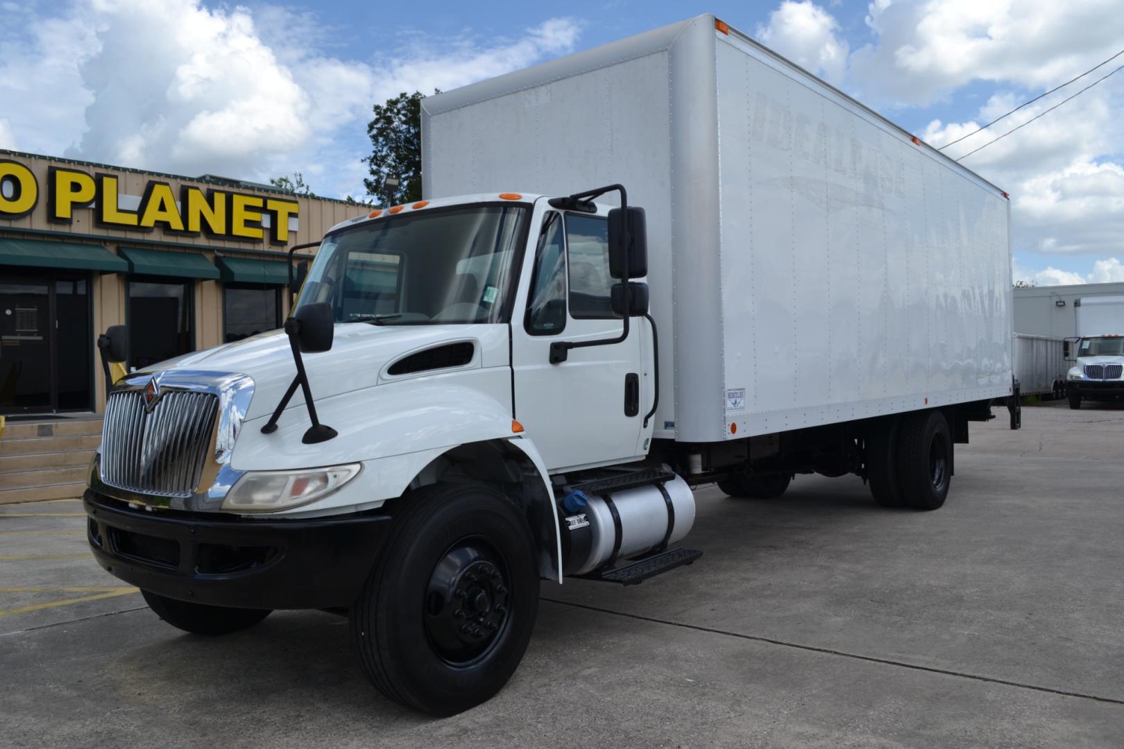 2017 WHITE /GRAY INTERNATIONAL 4300 with an CUMMINS ISB 6.7L 240HP engine, EATON FULLER PROCISION AUTOMATIC transmission, located at 9172 North Fwy, Houston, TX, 77037, (713) 910-6868, 29.887470, -95.411903 - Photo#0