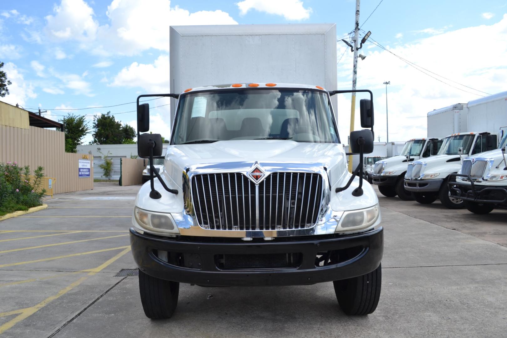 2017 WHITE /GRAY INTERNATIONAL 4300 with an CUMMINS ISB 6.7L 240HP engine, EATON FULLER PROCISION AUTOMATIC transmission, located at 9172 North Fwy, Houston, TX, 77037, (713) 910-6868, 29.887470, -95.411903 - Photo#1