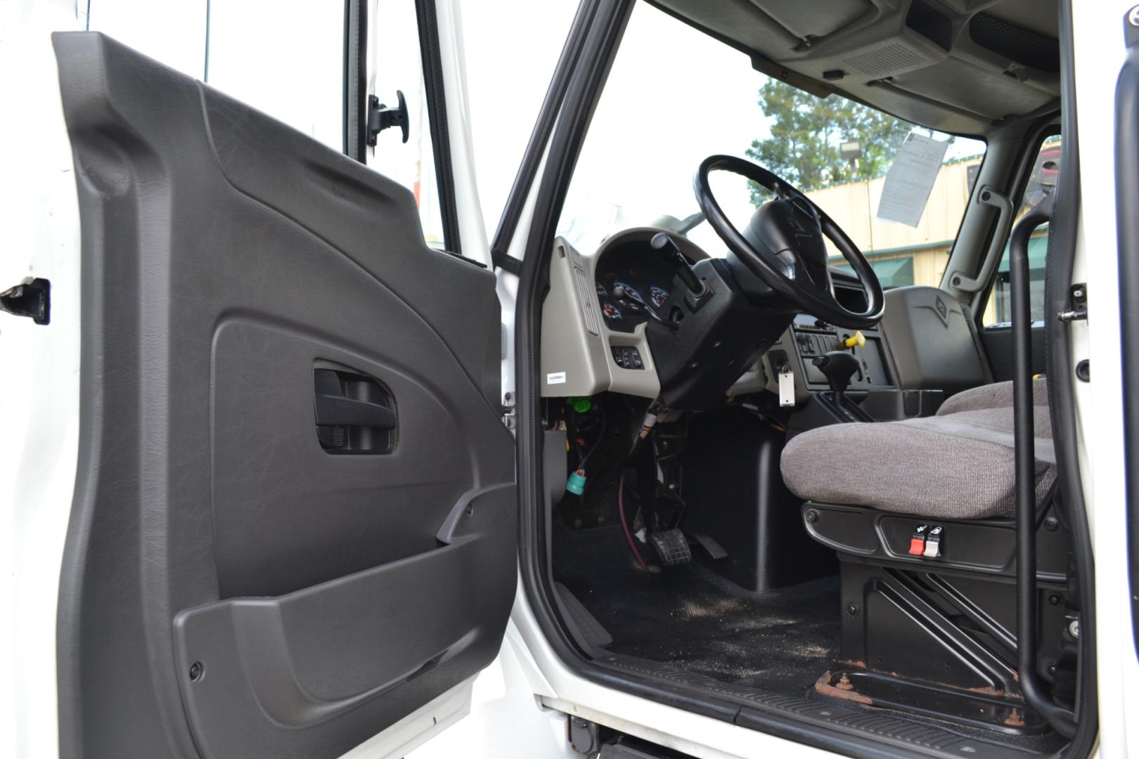 2017 WHITE /GRAY INTERNATIONAL 4300 with an CUMMINS ISB 6.7L 240HP engine, EATON FULLER PROCISION AUTOMATIC transmission, located at 9172 North Fwy, Houston, TX, 77037, (713) 910-6868, 29.887470, -95.411903 - Photo#14