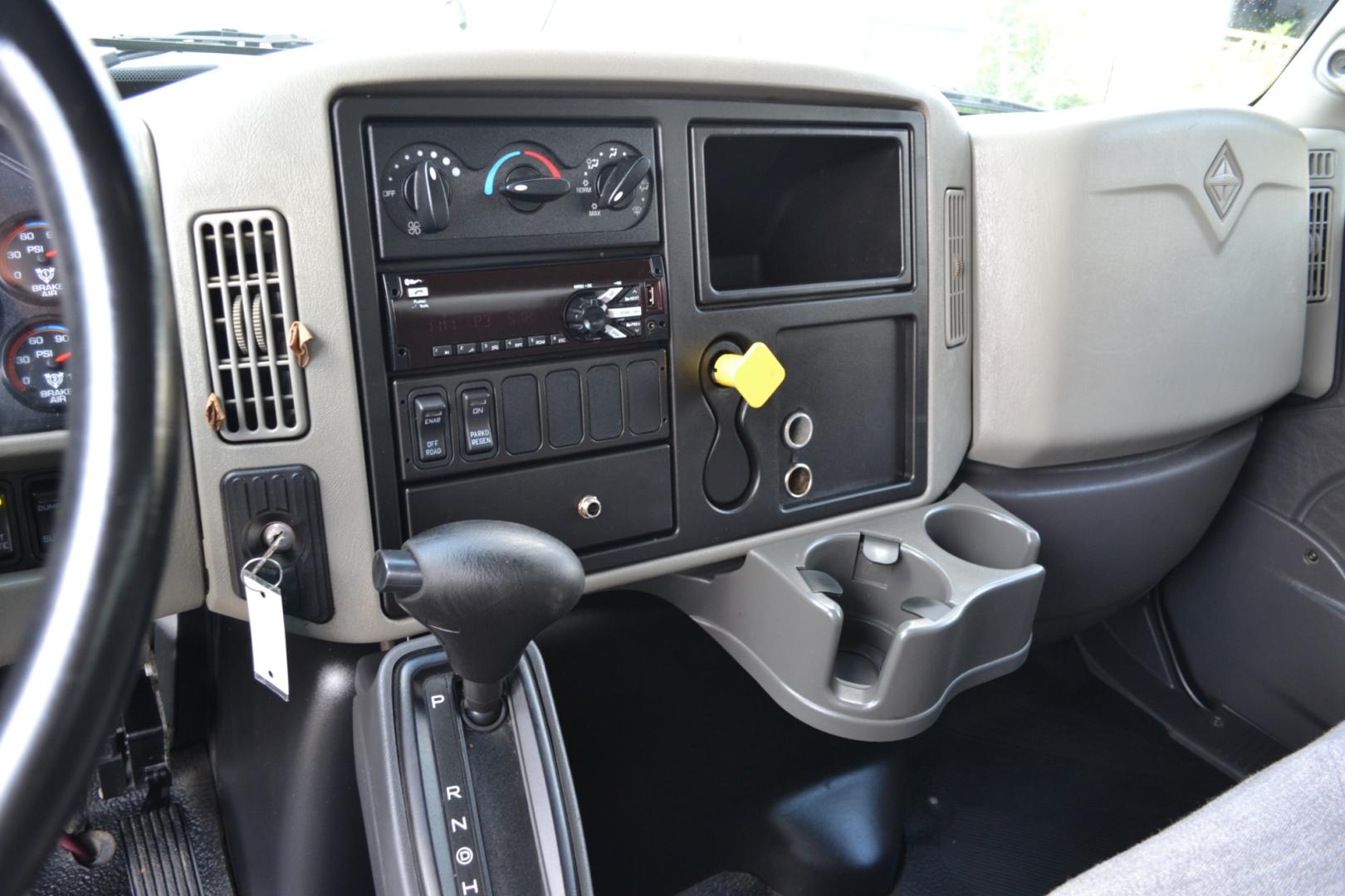2017 WHITE /GRAY INTERNATIONAL 4300 with an CUMMINS ISB 6.7L 240HP engine, EATON FULLER PROCISION AUTOMATIC transmission, located at 9172 North Fwy, Houston, TX, 77037, (713) 910-6868, 29.887470, -95.411903 - Photo#18
